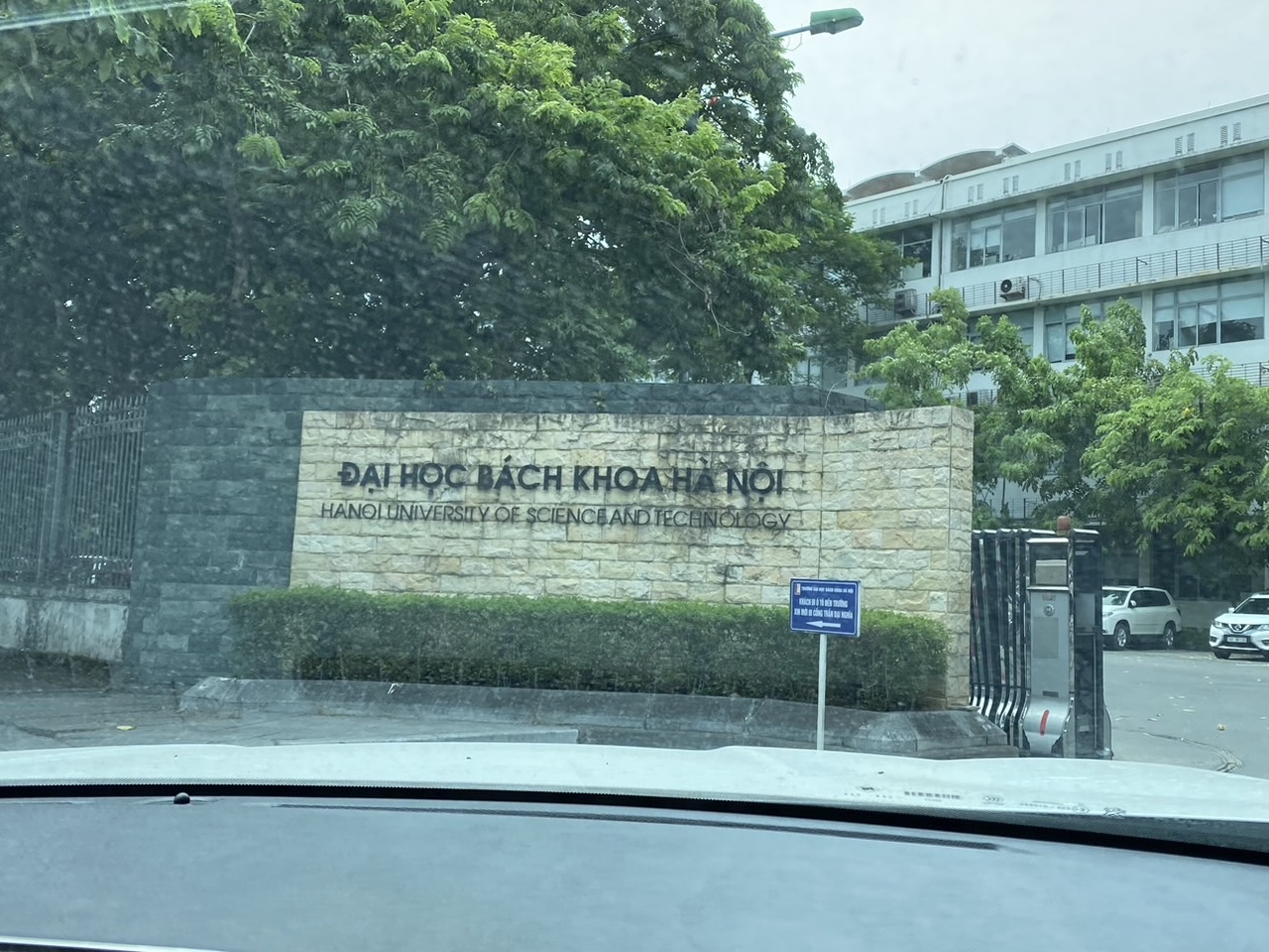 越南河內理工大學校門口。