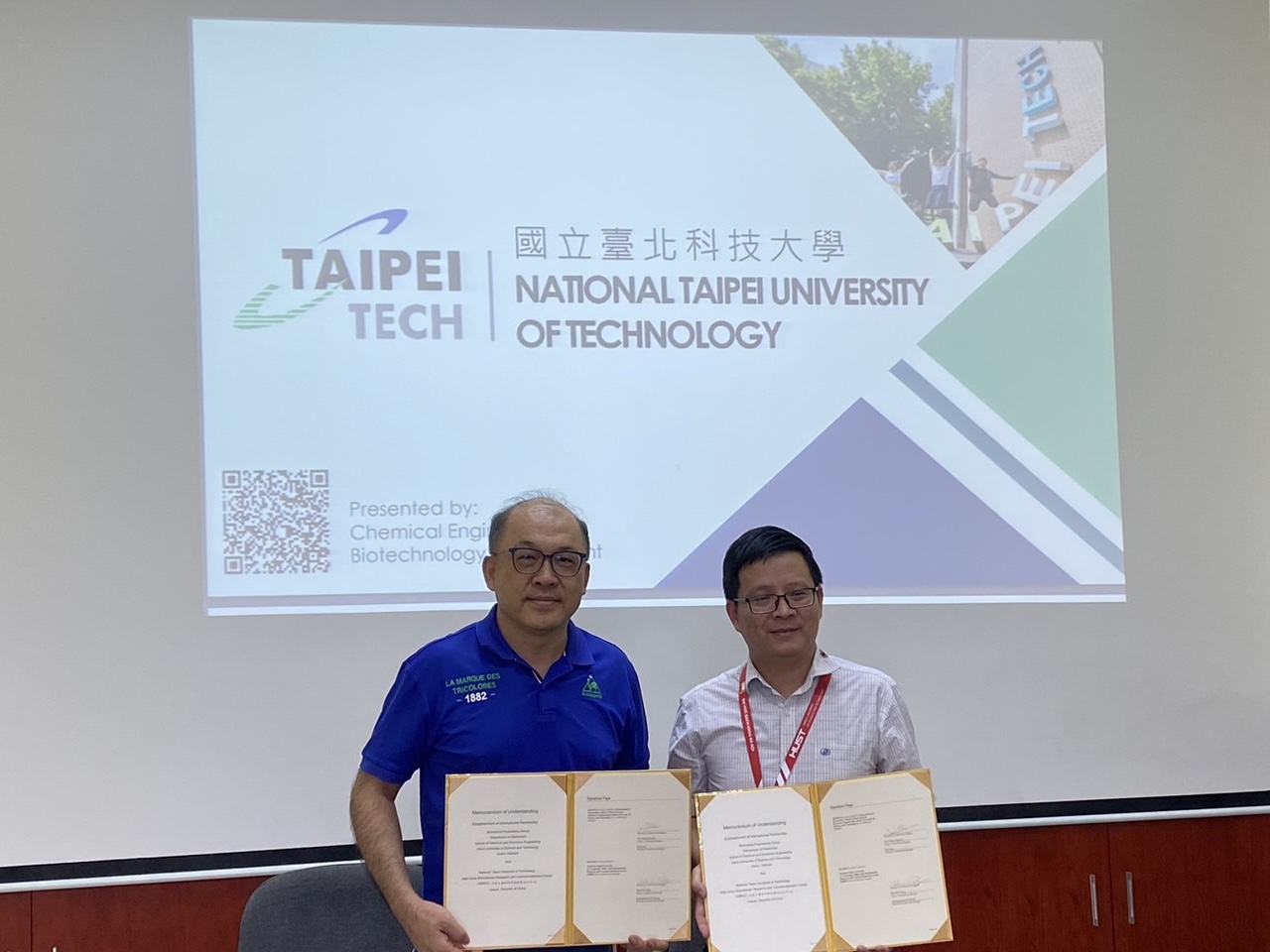 Prof. Viet Dung Nguyen與本中心方旭偉教授代表，手持簽署照合影。