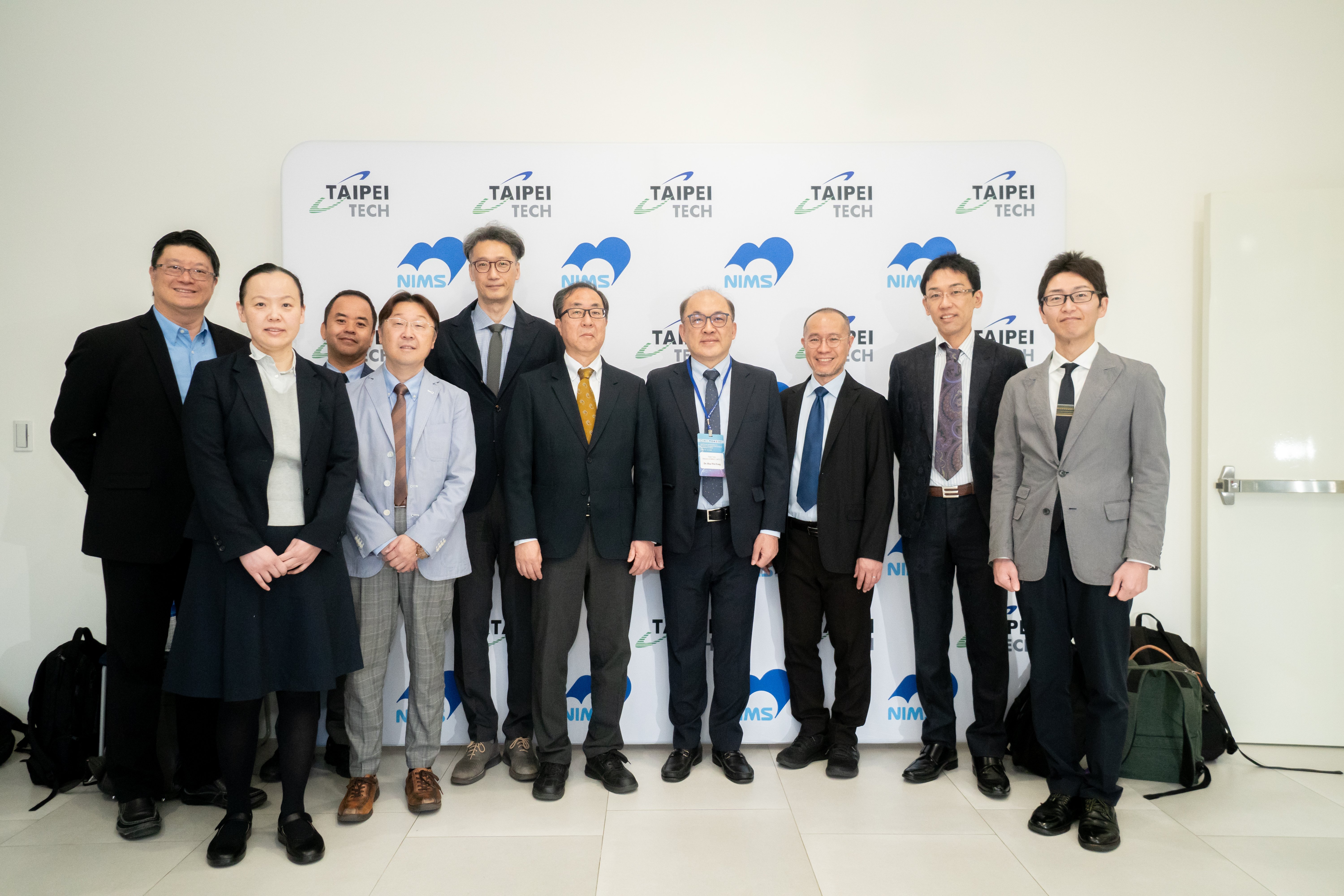 由左至右分別為： Dr.Ren-Jei Chung(Taipei Tech)、Dr.Tamaki Naganuma(NIMS)、Dr.Toru Yoshitomi(NIMS)、Dr.Mitsuhiro Ebara(NIMS)、Dr.Masayuki Takeuchi(NIMS)、Dr.Nobutaka Hanagata(NIMS)、Dr.Hsu-Wei Fang(Taipei Tech, Director of HBRCC (MT3+))、Dr.Jun Nakanishi(NIMS)、Dr.Yasuyuki Nakamura(NIMS)、Dr.Atsuro Takai(NIMS)