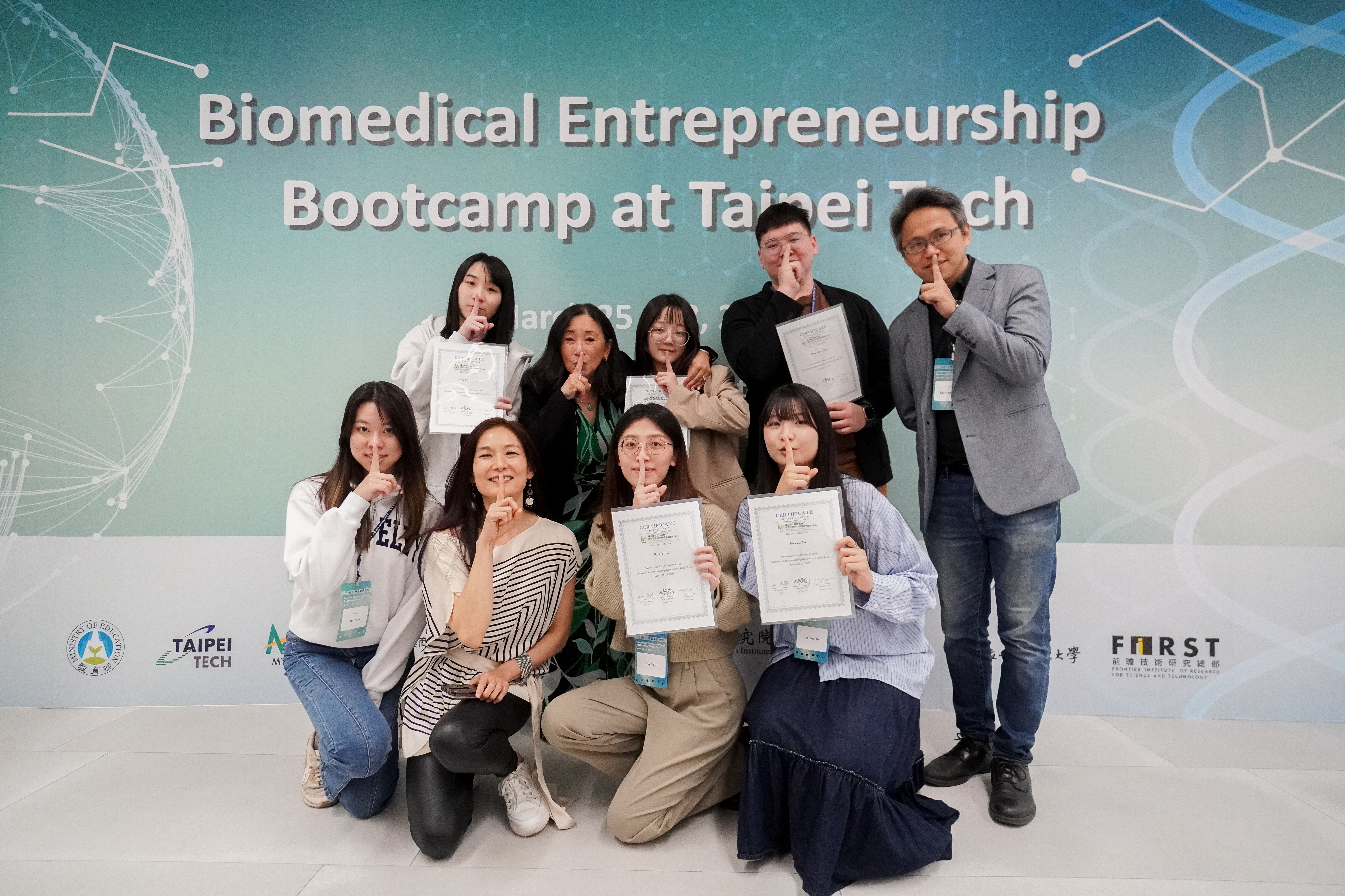 Group photo of the trainees and instructors at the end of the event 04