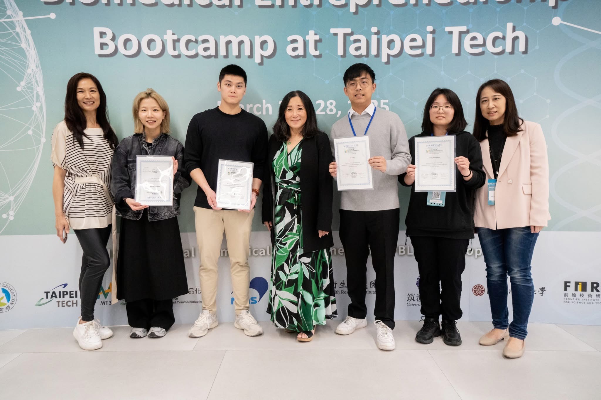 Group photo of the trainees and instructors at the end of the event 09