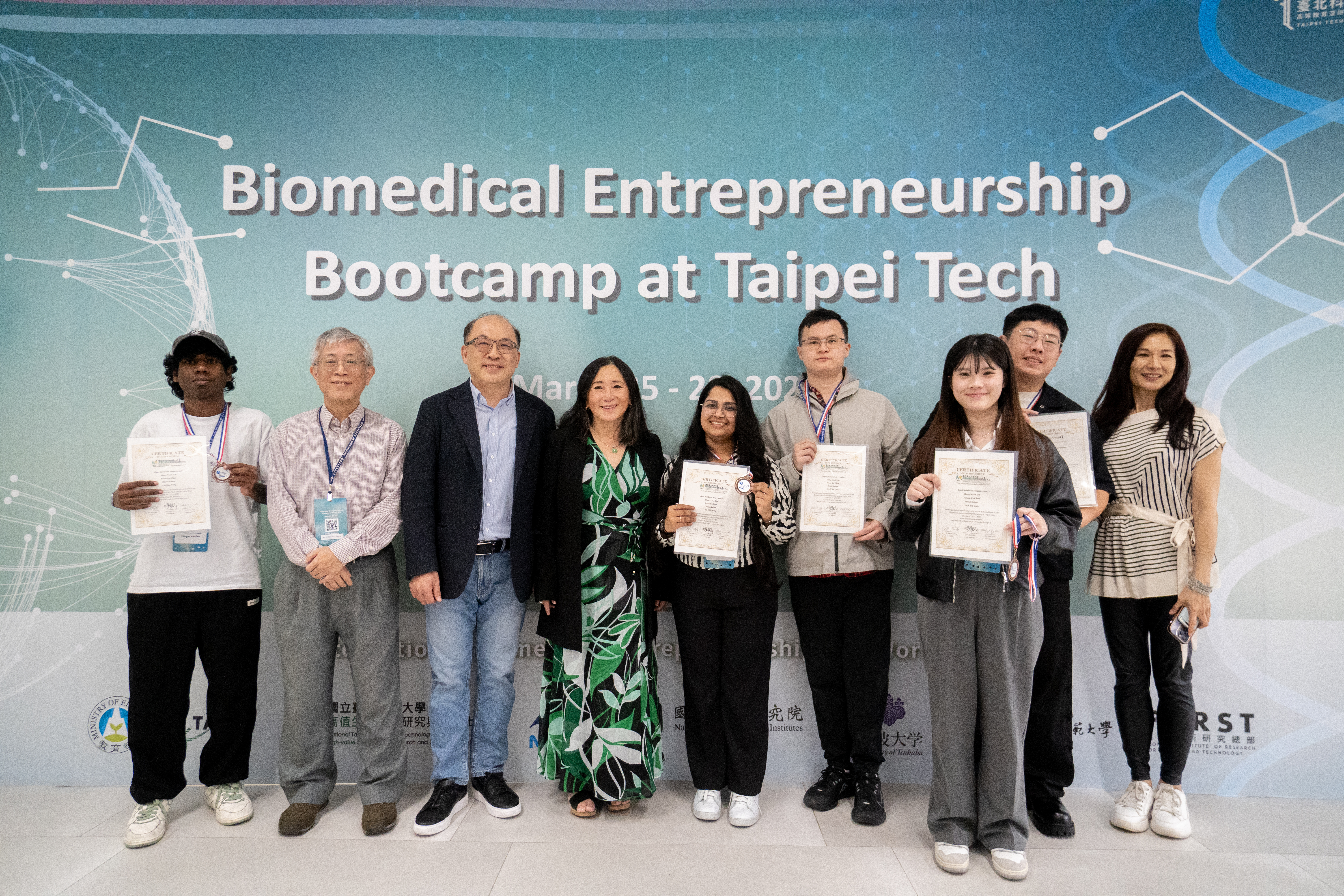 Group photo of the trainees and instructors at the end of the event 02