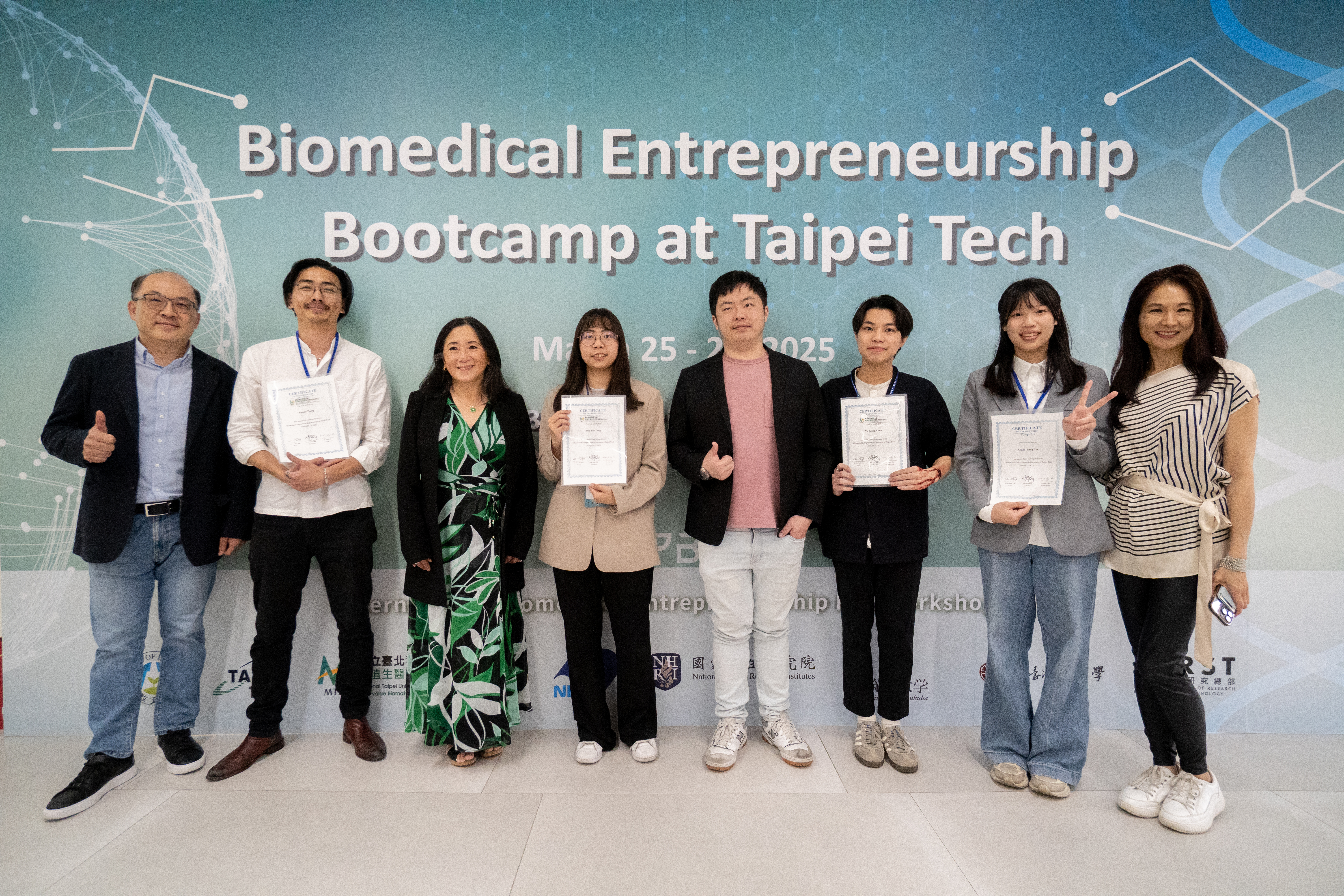 Group photo of the trainees and instructors at the end of the event 01