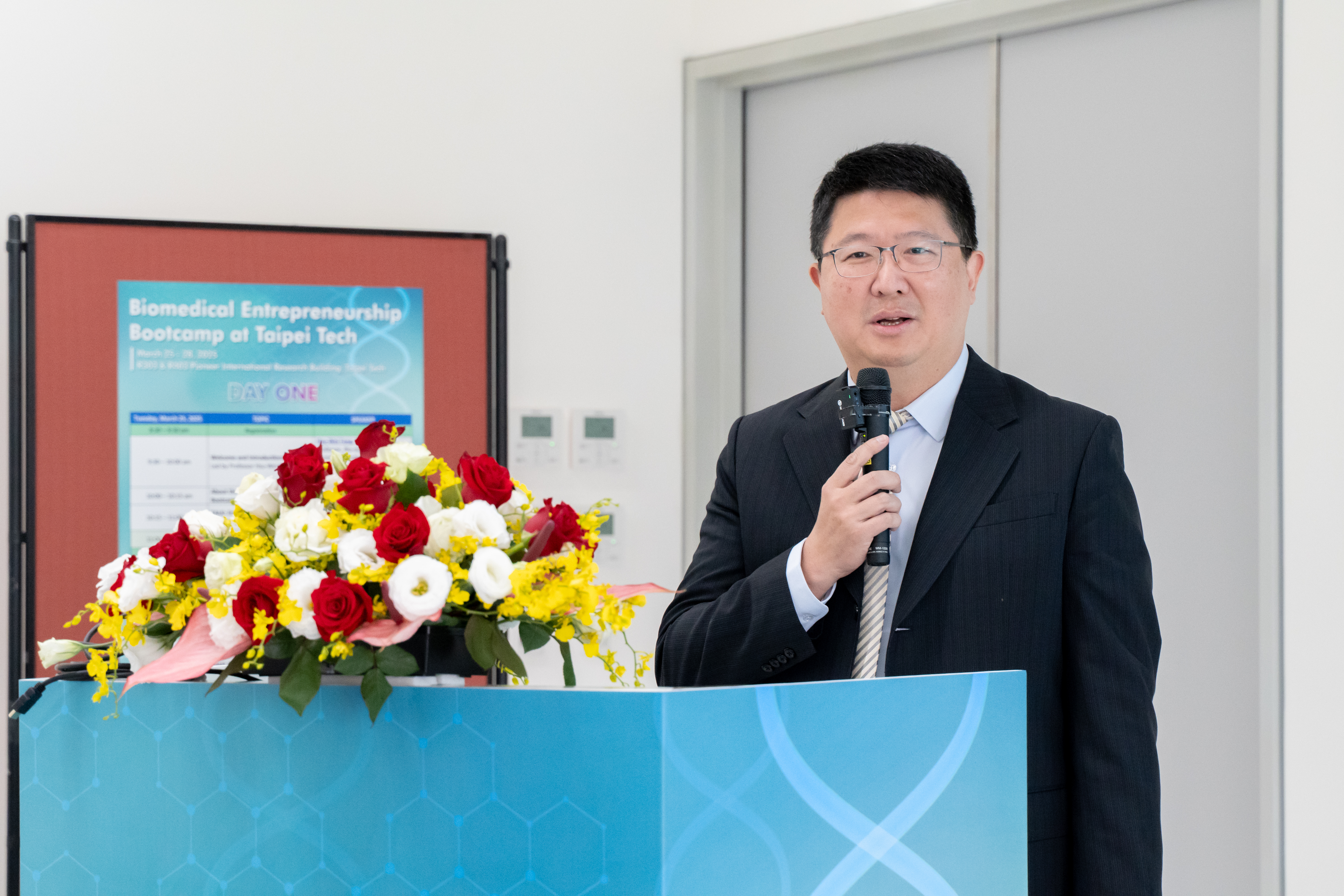 Vice President Yi-Jun Jen of Taipei Tech delivers the opening remarks at the event