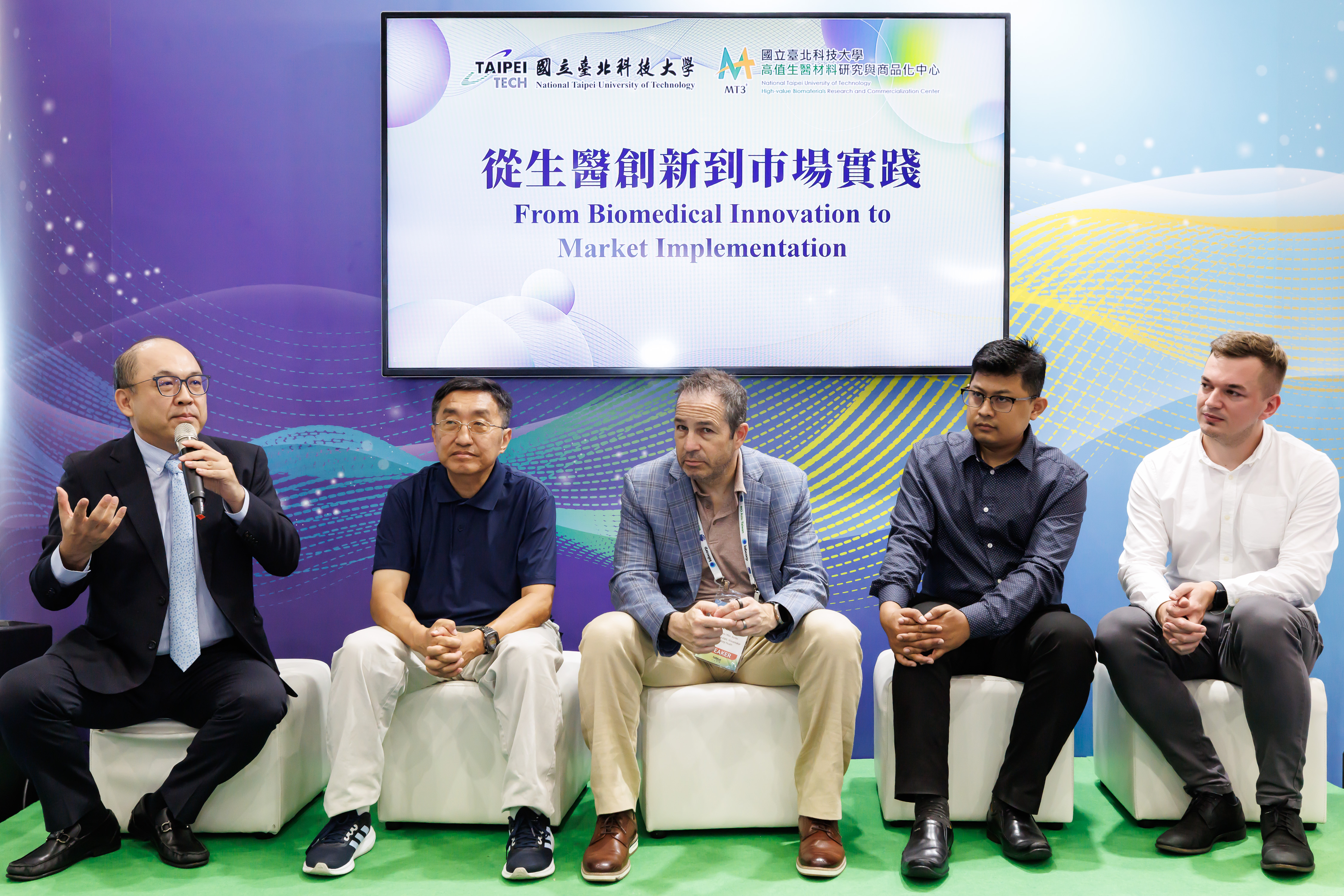 Director Hsu-Wei Fang shares his experience on stage