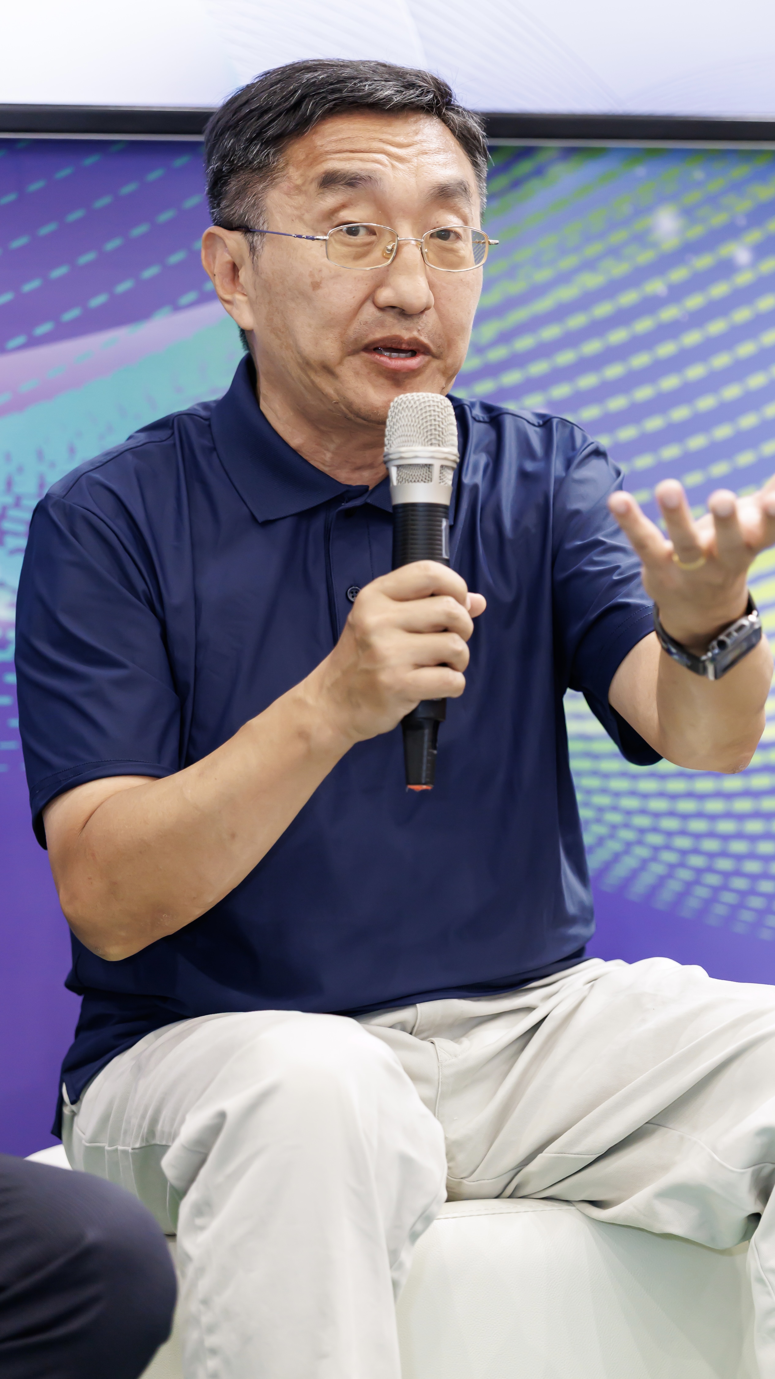 Invited guest shares experiences on stage 01