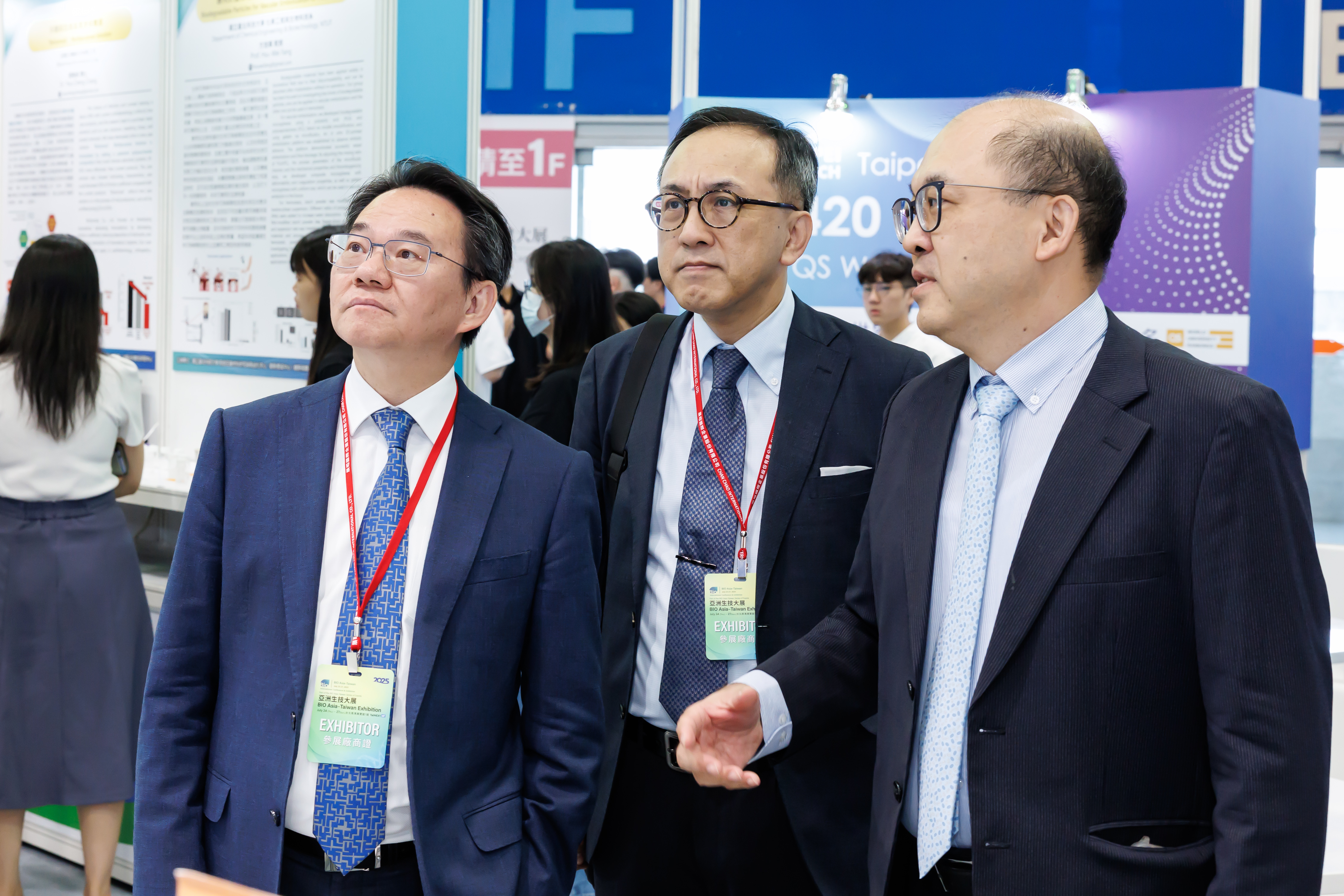 Professor Hsu-Wei Fang explains the exhibits at the booth to distinguished guests 02
