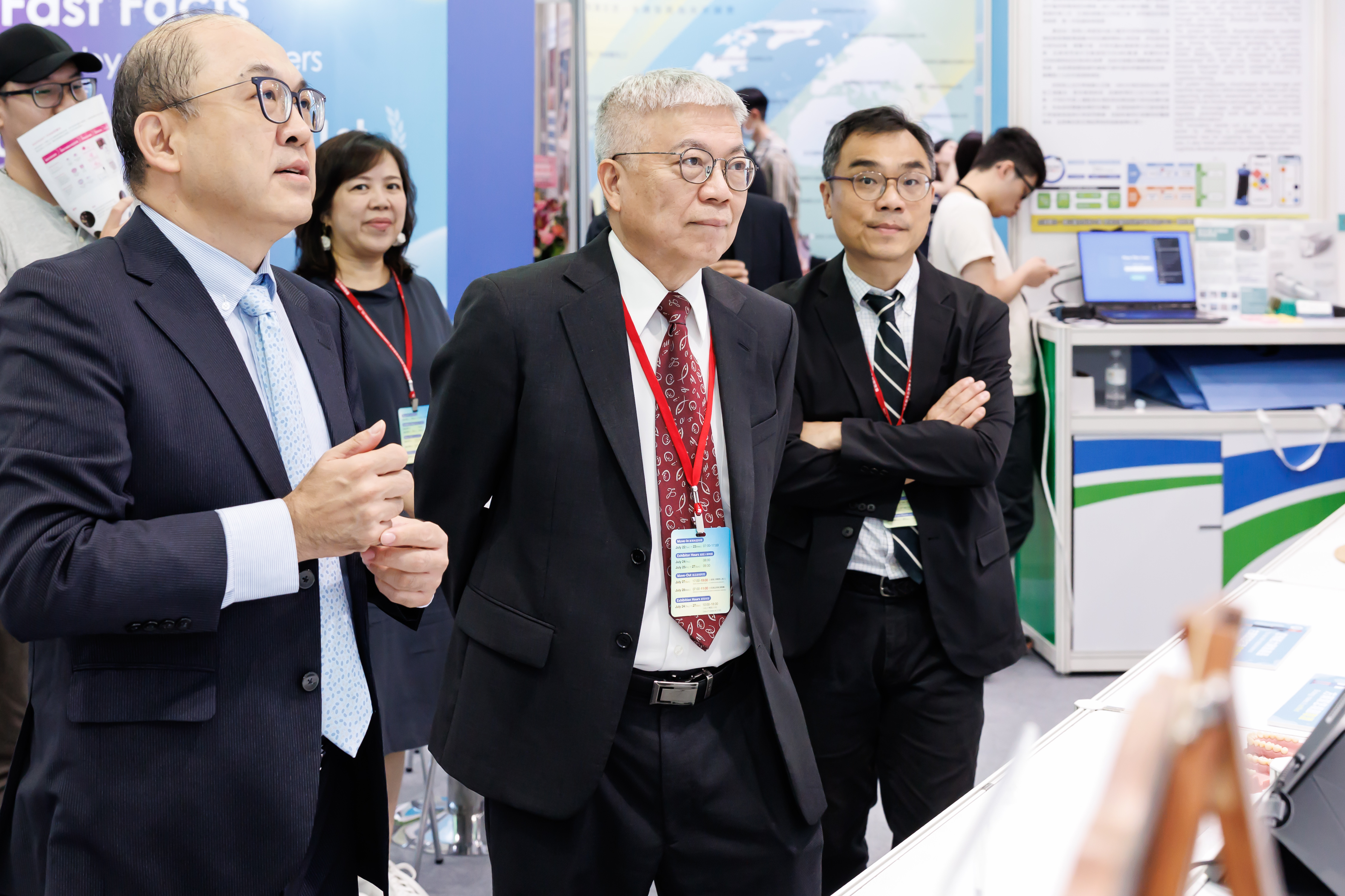 Professor Hsu-Wei Fang explains the exhibits at the booth to distinguished guests 01