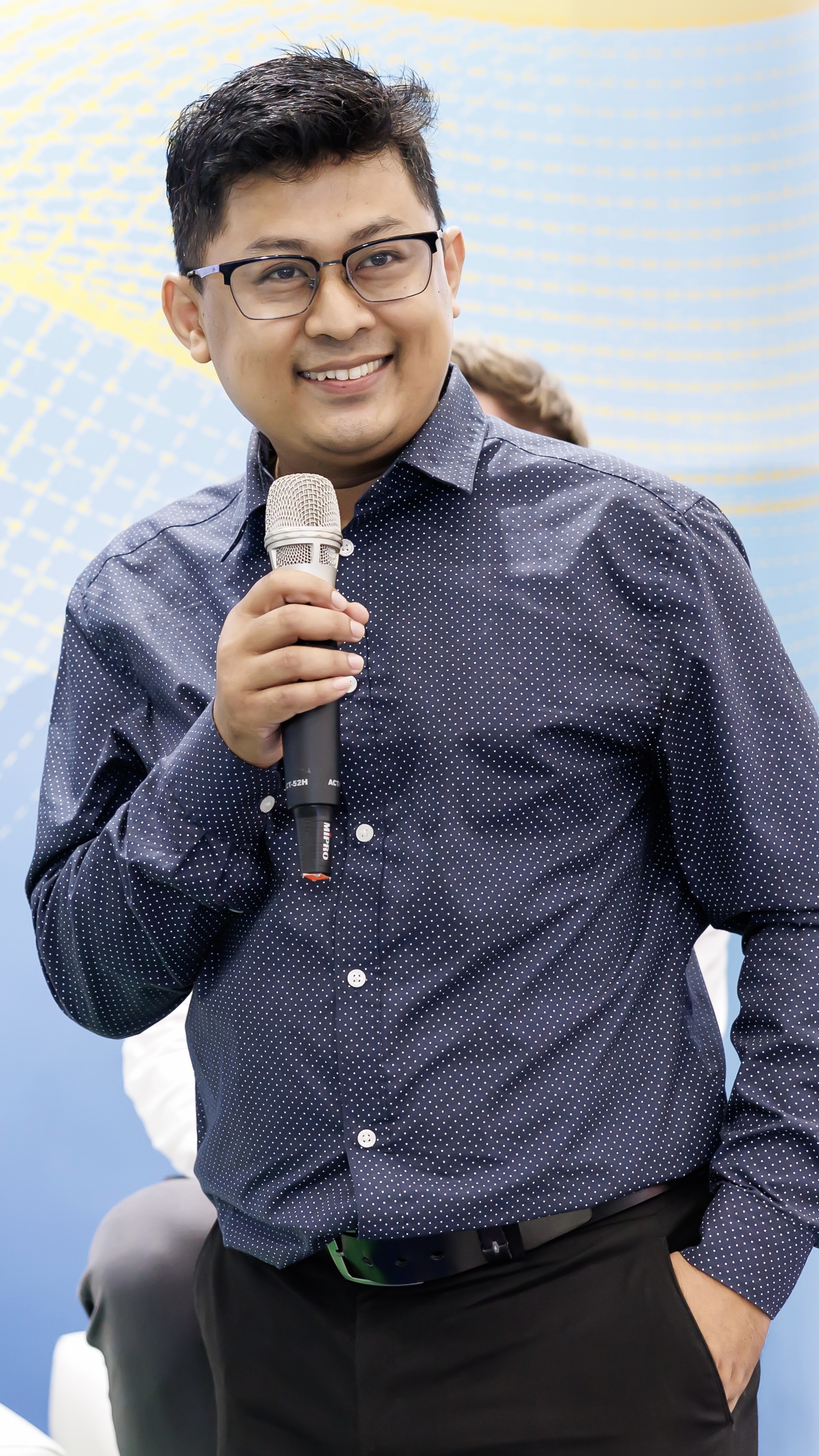 Invited guest shares experiences on stage 04