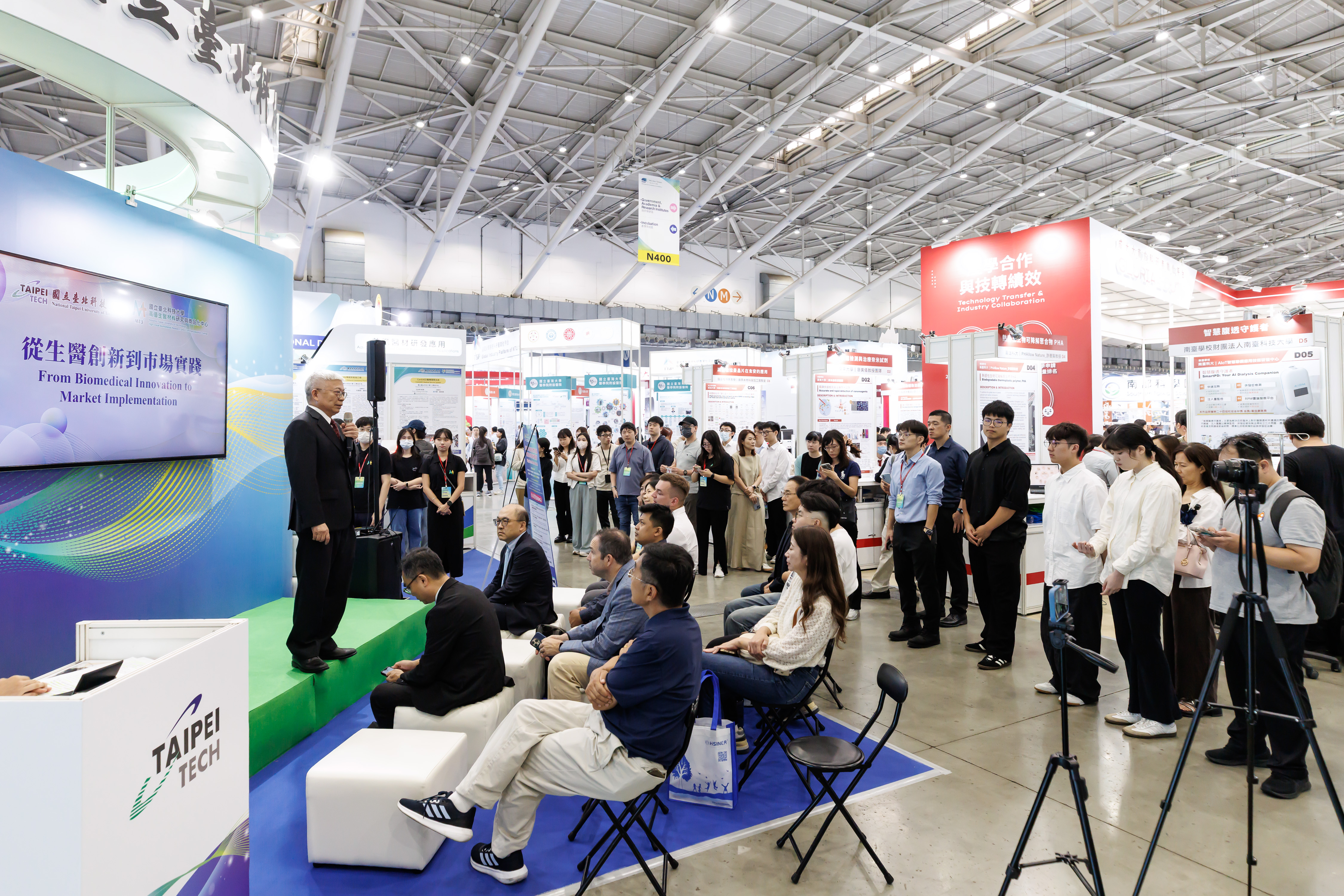 Distinguished guests and audience members listen to President Sea-Fue Wang’s opening remarks