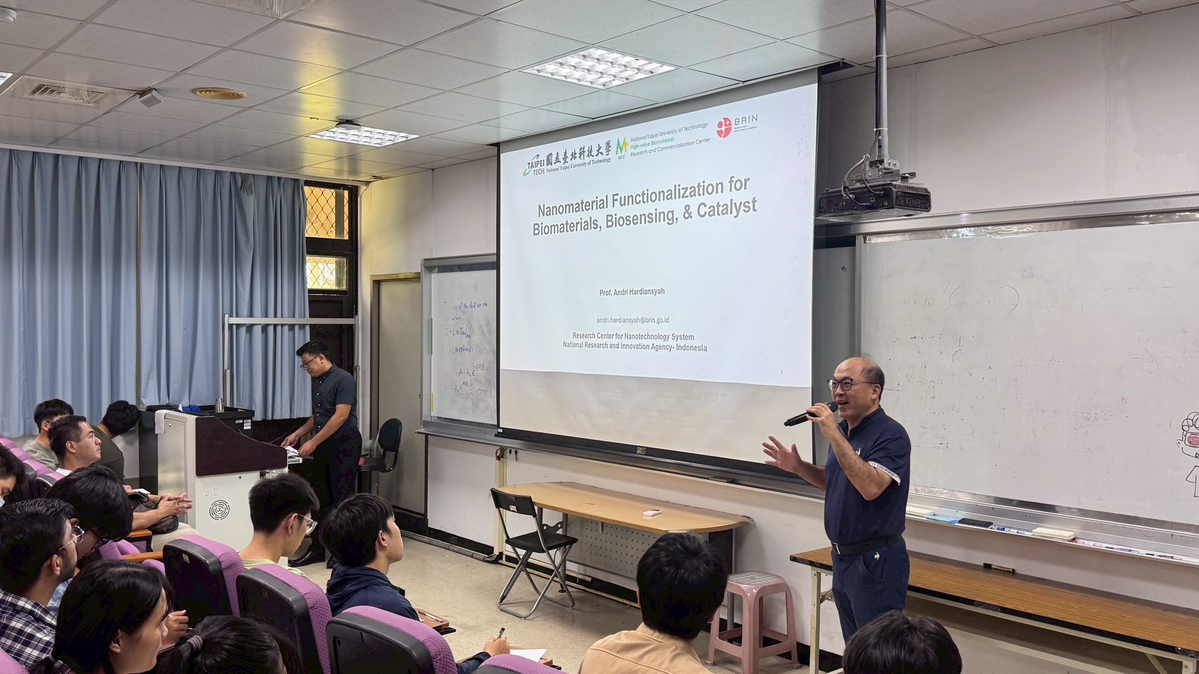 Distinguished Professor Hsu-Wei Fang, Director of the Center, is introducing Prof. Andri Hardiansyah to the students