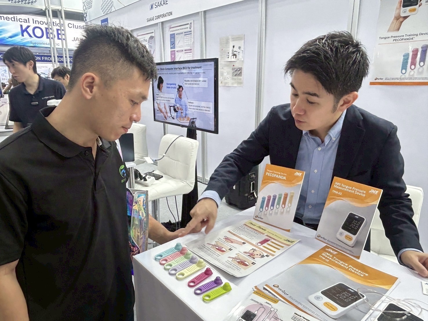 Dr. Yu-Cheng Chang exchanges insights with other exhibitors at the exhibition