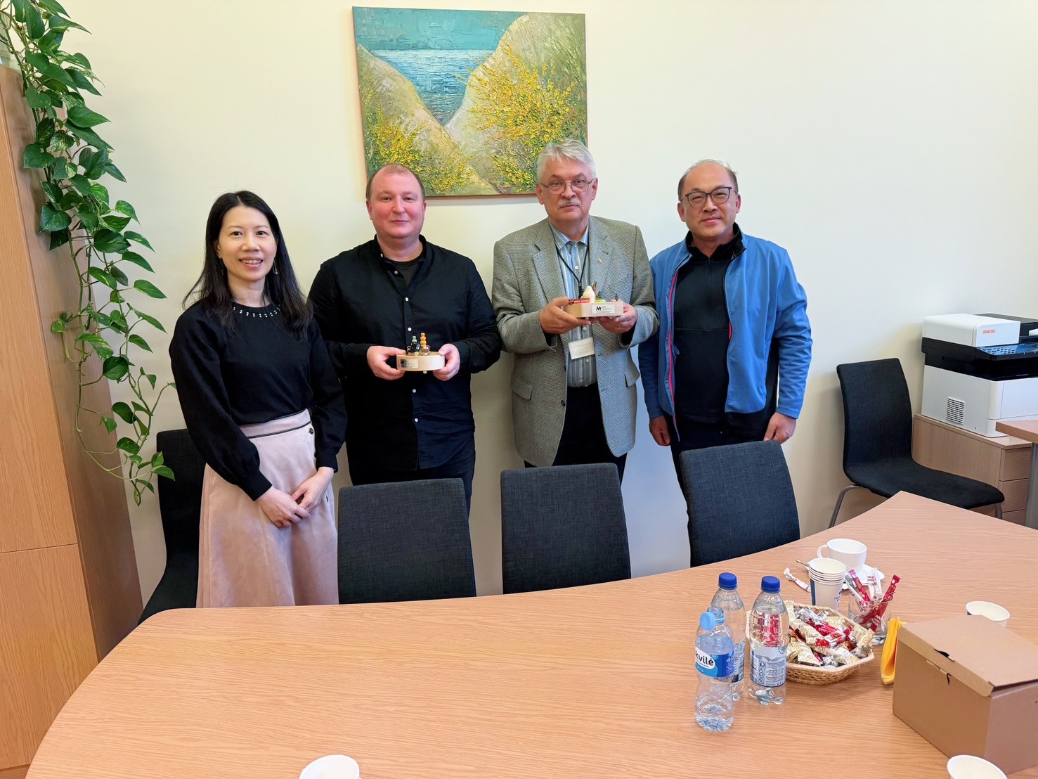 中心主任方旭偉教授(右一)、蘇真瑩研究助理教授(左一)和Prof. Aivaras Kareiva (右二)、Prof. Aleksej Zarkov (左二)合影