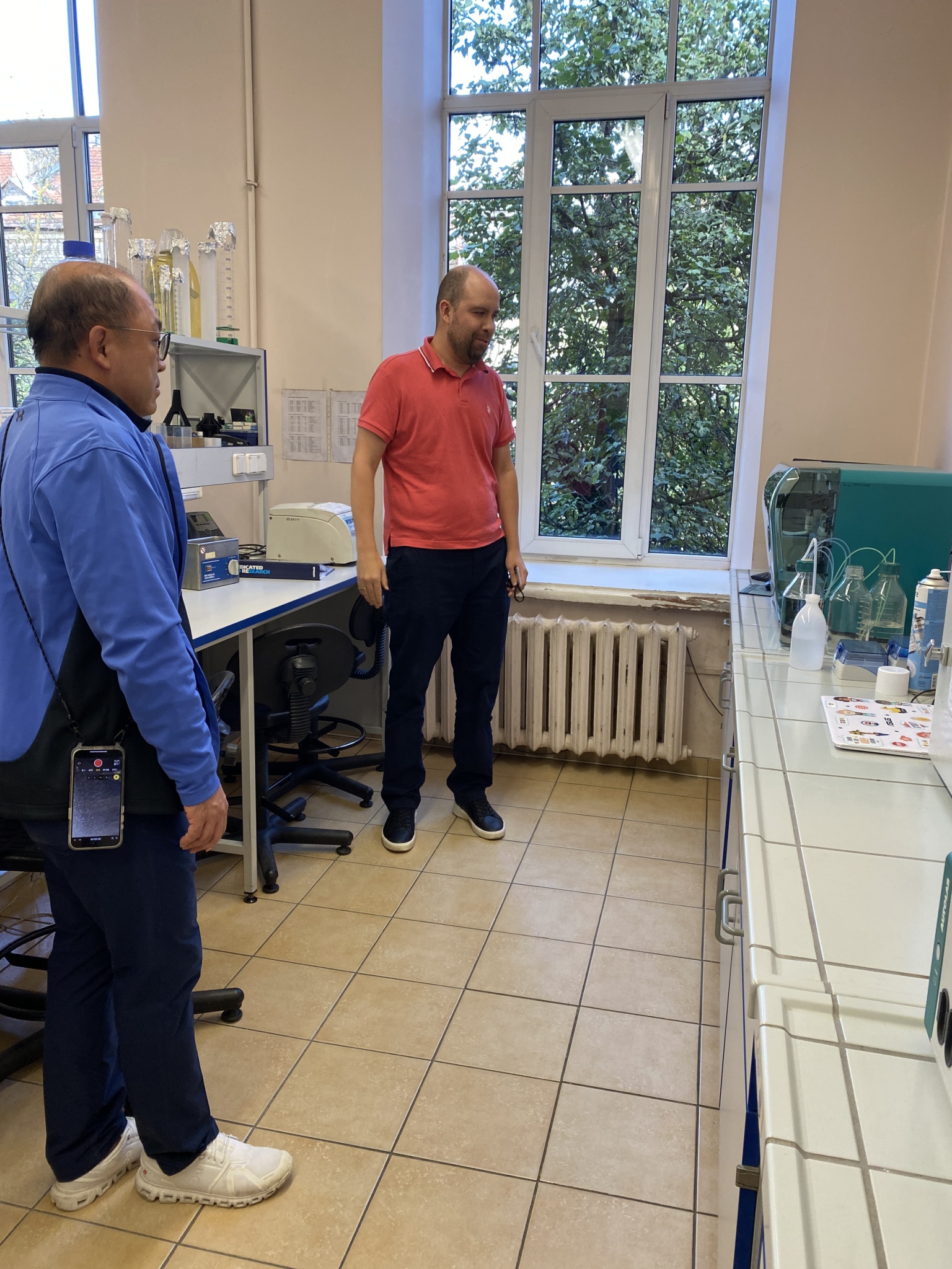 中心主任方旭偉特聘教授（左圖左和右圖右）參觀維爾紐斯大學化學和地球科學學院的實驗室