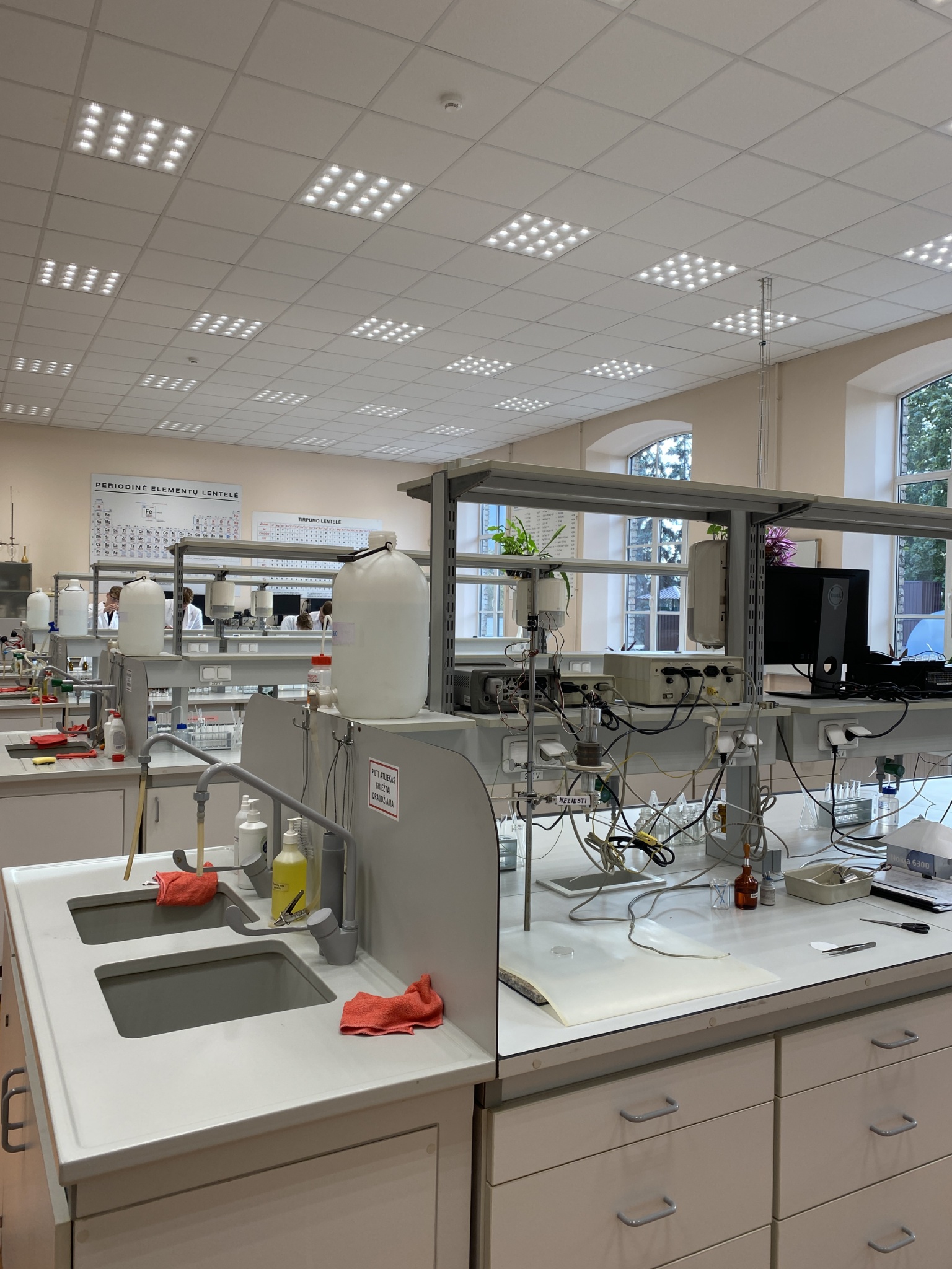 維爾紐斯大學化學和地球科學學院的學生實驗室（左圖）讓人彷彿走進富含歷史悠久知識累積的殿堂。