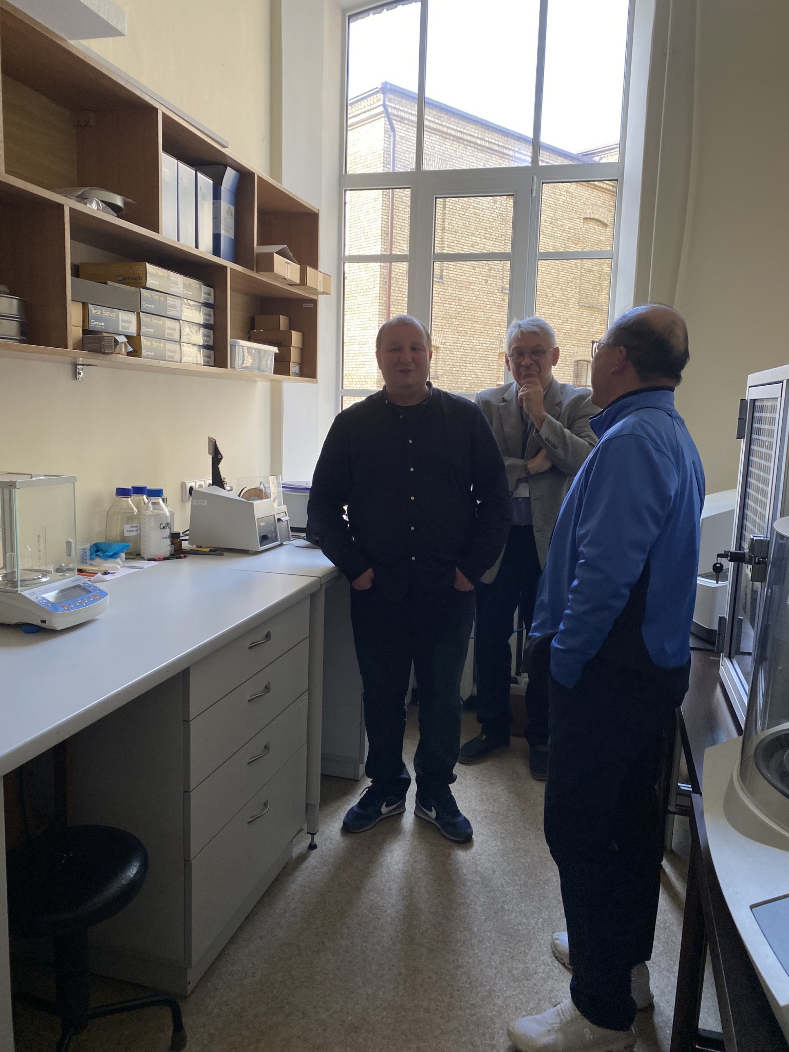 中心主任方旭偉特聘教授（右圖右）參觀Prof. Zarkov的實驗室