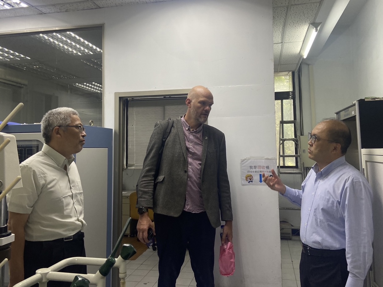 方旭偉教授、笠井均教授以及 Liam Grover 教授(HTI主任)三人在實驗室交流。