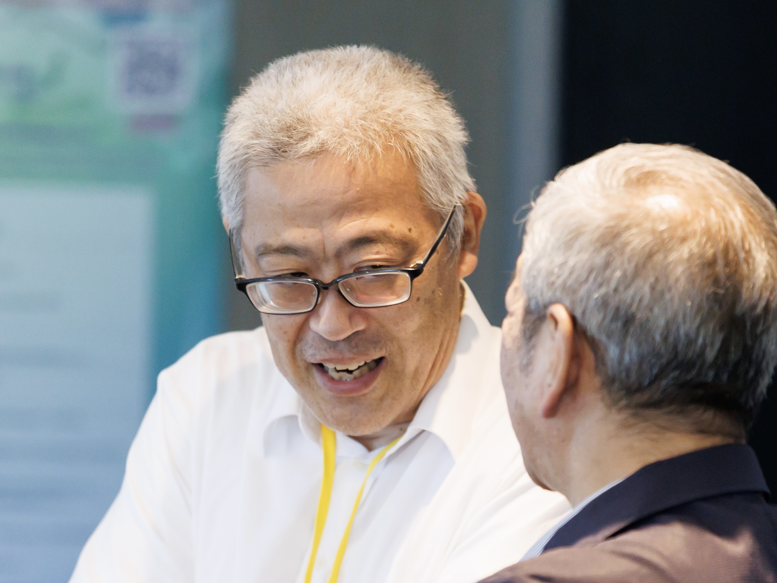 笠井均教授與長崎幸夫教授在會場交談,分享經驗。