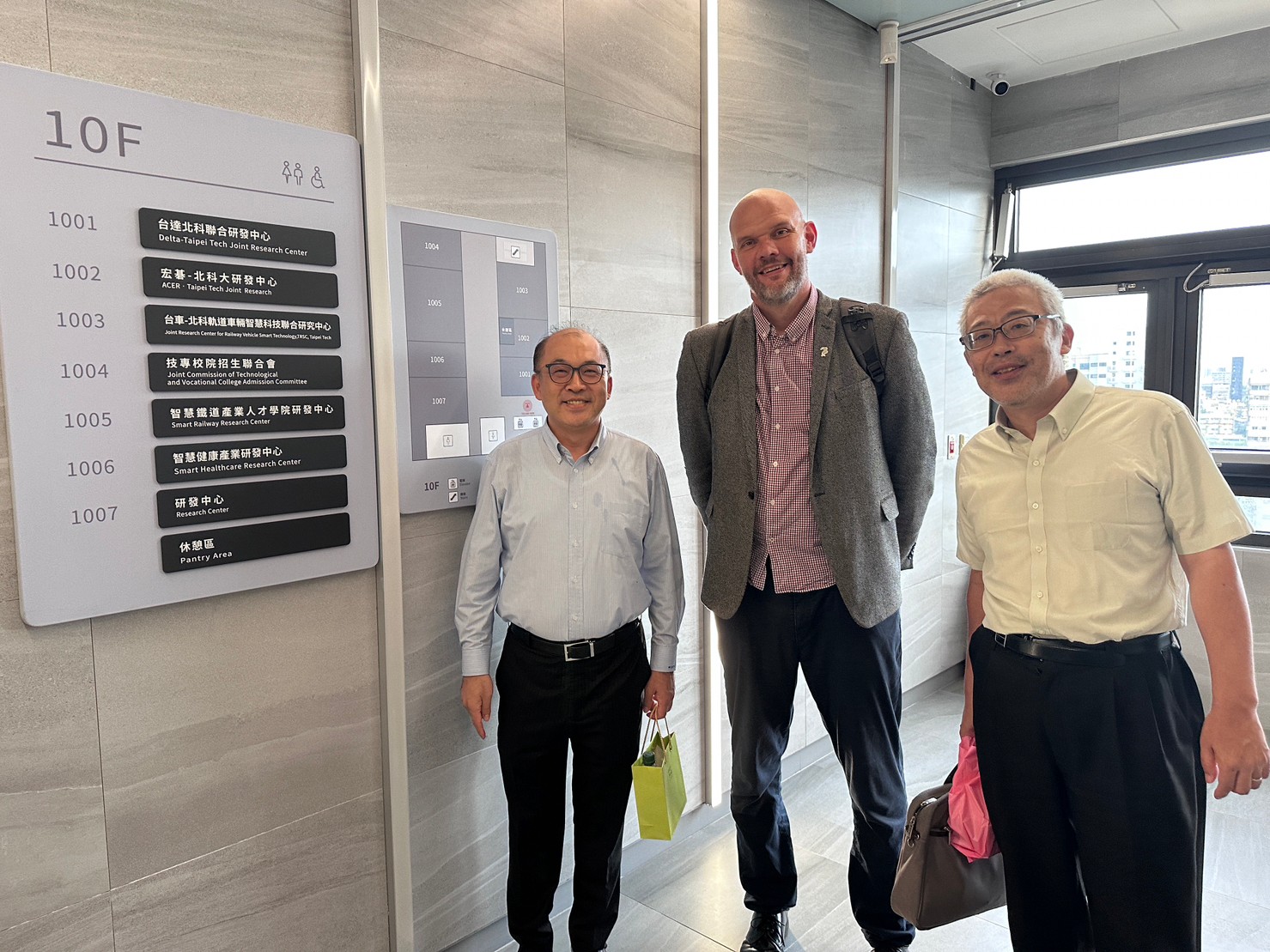 方旭偉教授、笠井均教授以及 Liam Grover 教授(HTI主任)合照留影。