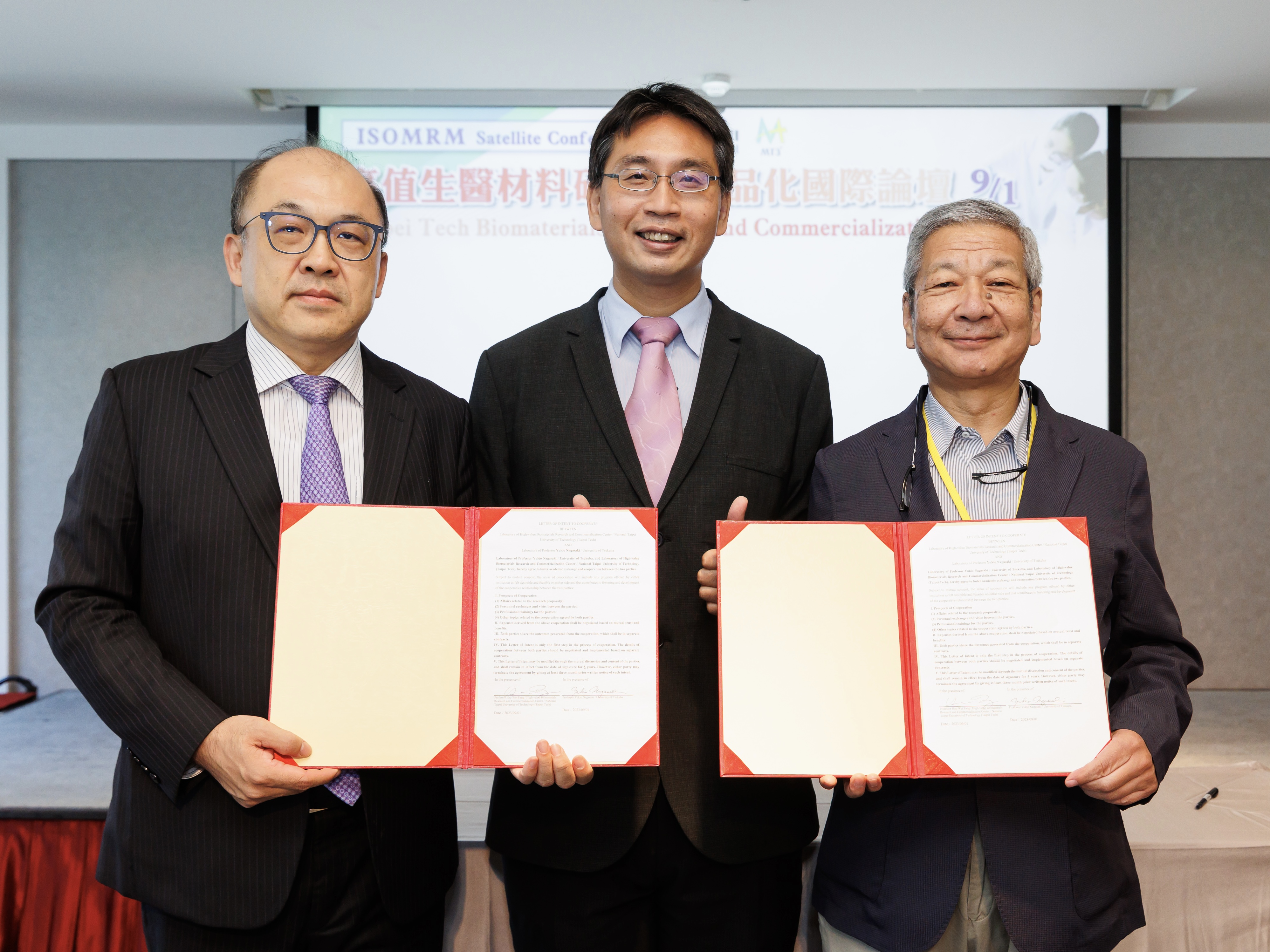 長崎幸夫教授、莊賀喬教授以及方旭偉教授,手持合作備忘錄(MOU)三人合影。