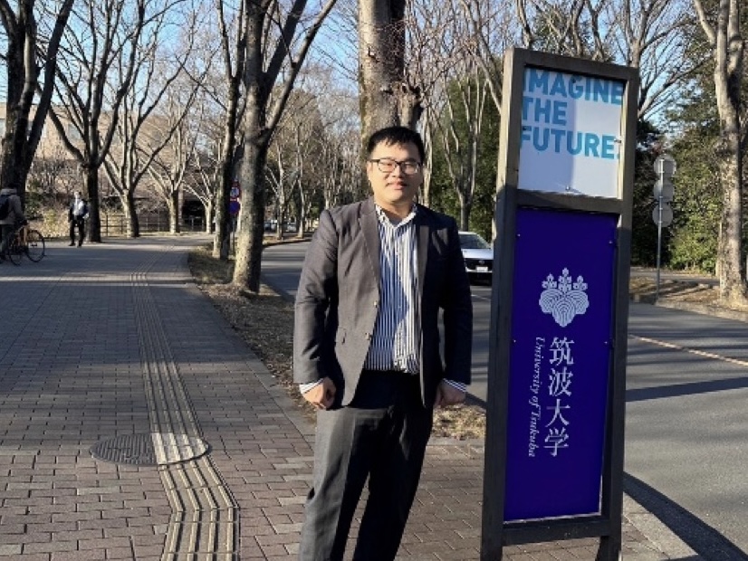 本中心團隊成員站在筑波大學招牌旁合照。