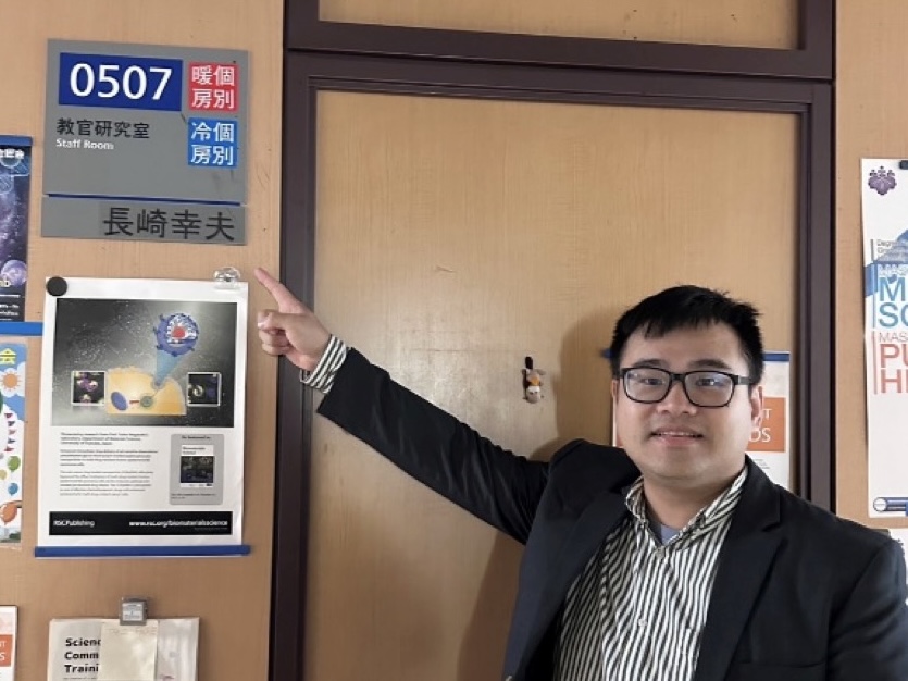 本中心團隊成員站在長崎幸夫教授辦公室外,手指著名牌合照。