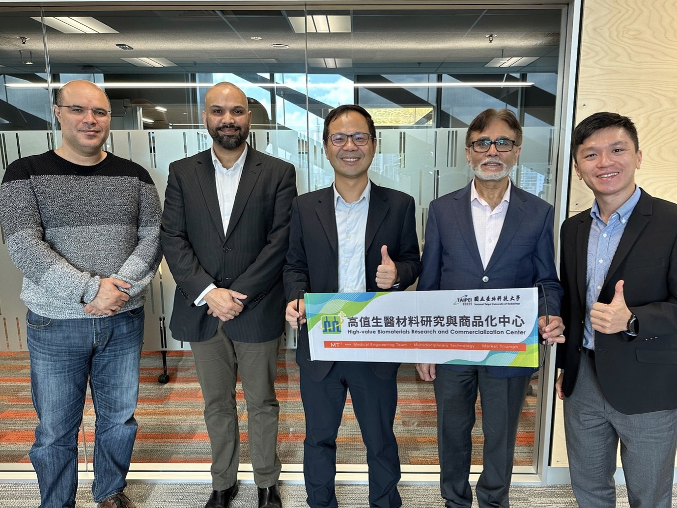 奧克蘭理工大學教授們與本中心教授博士手拿中心橫幅合照。