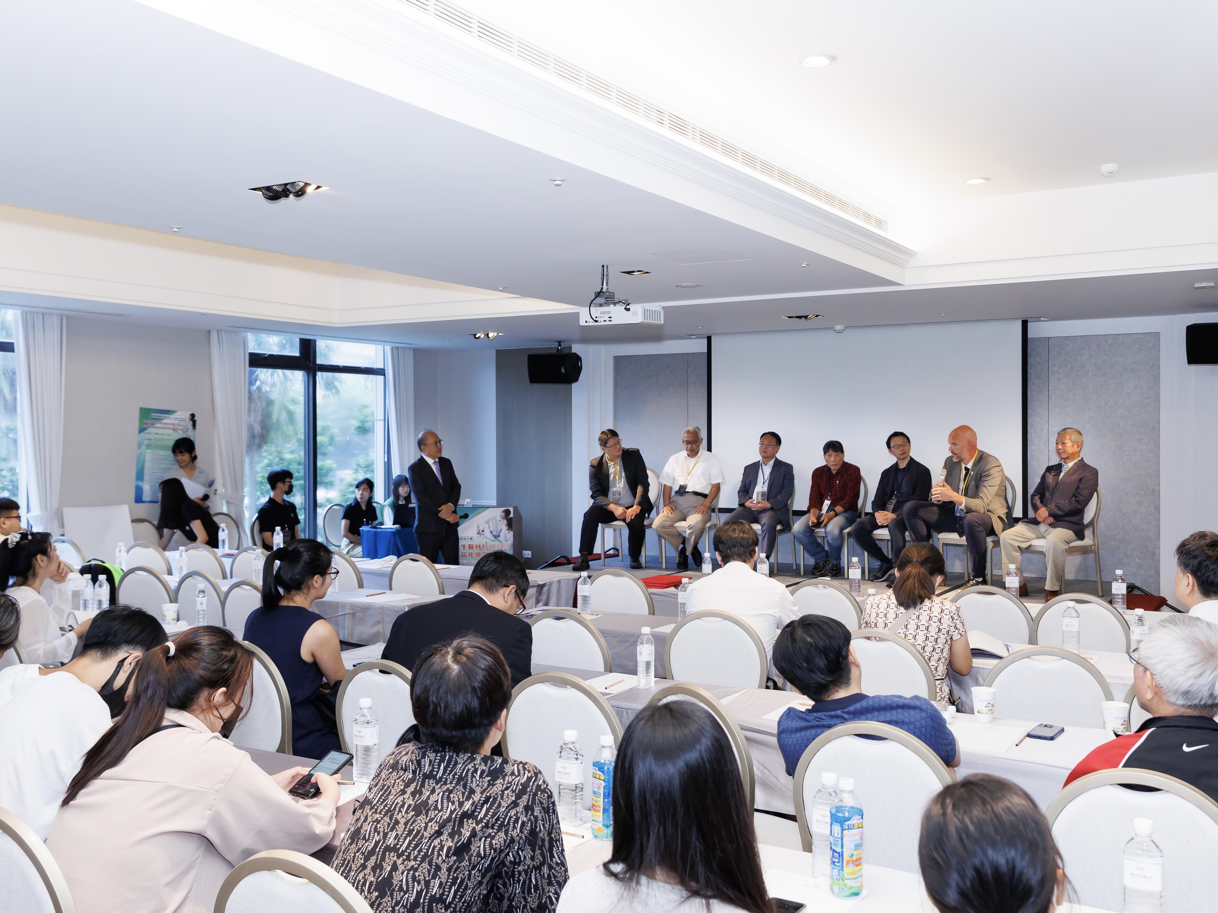 圓桌會議演講者坐在台上與台下來賓們交流分享經驗。