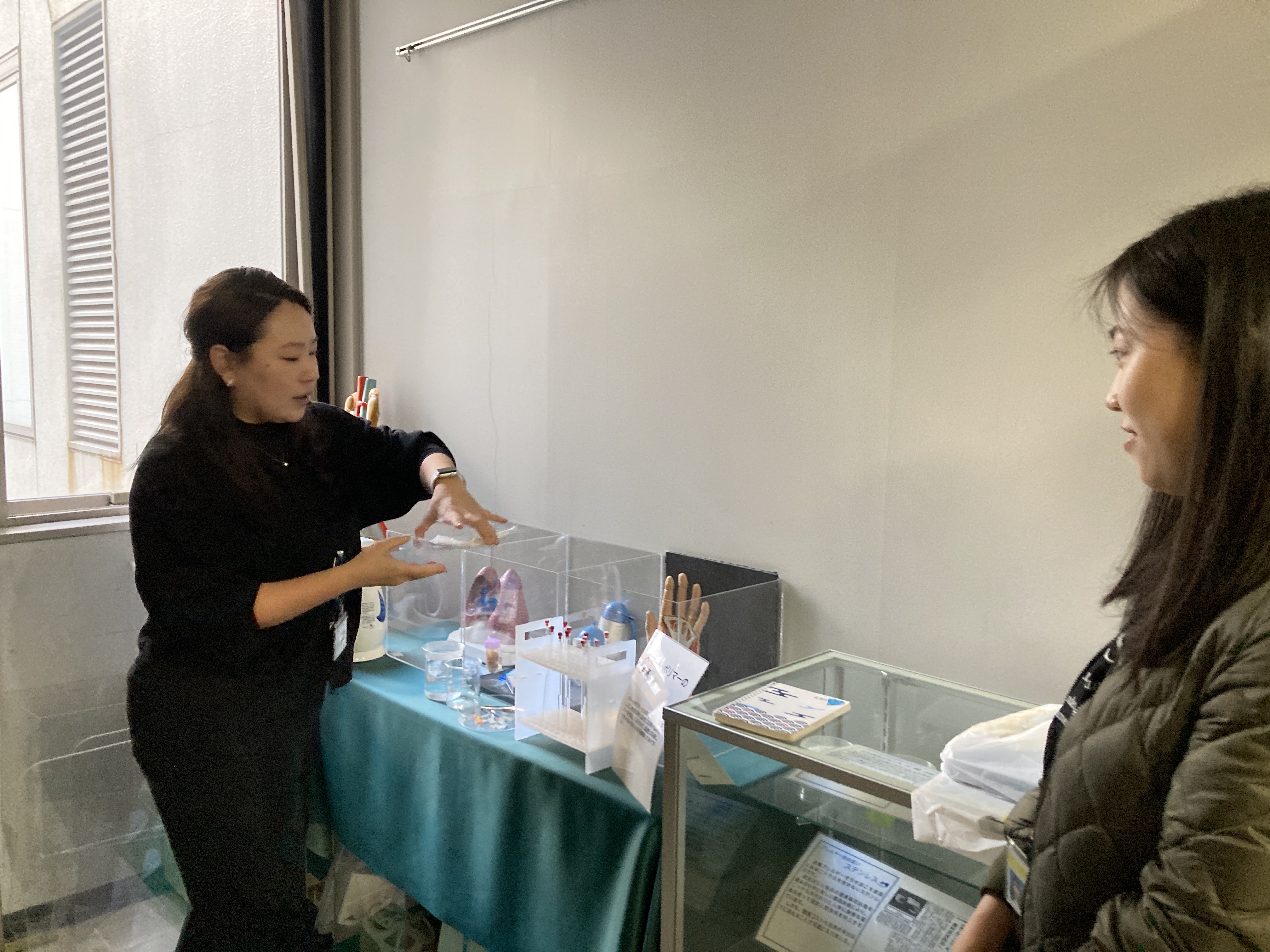 參加人員正在聽日本方人員講解。
