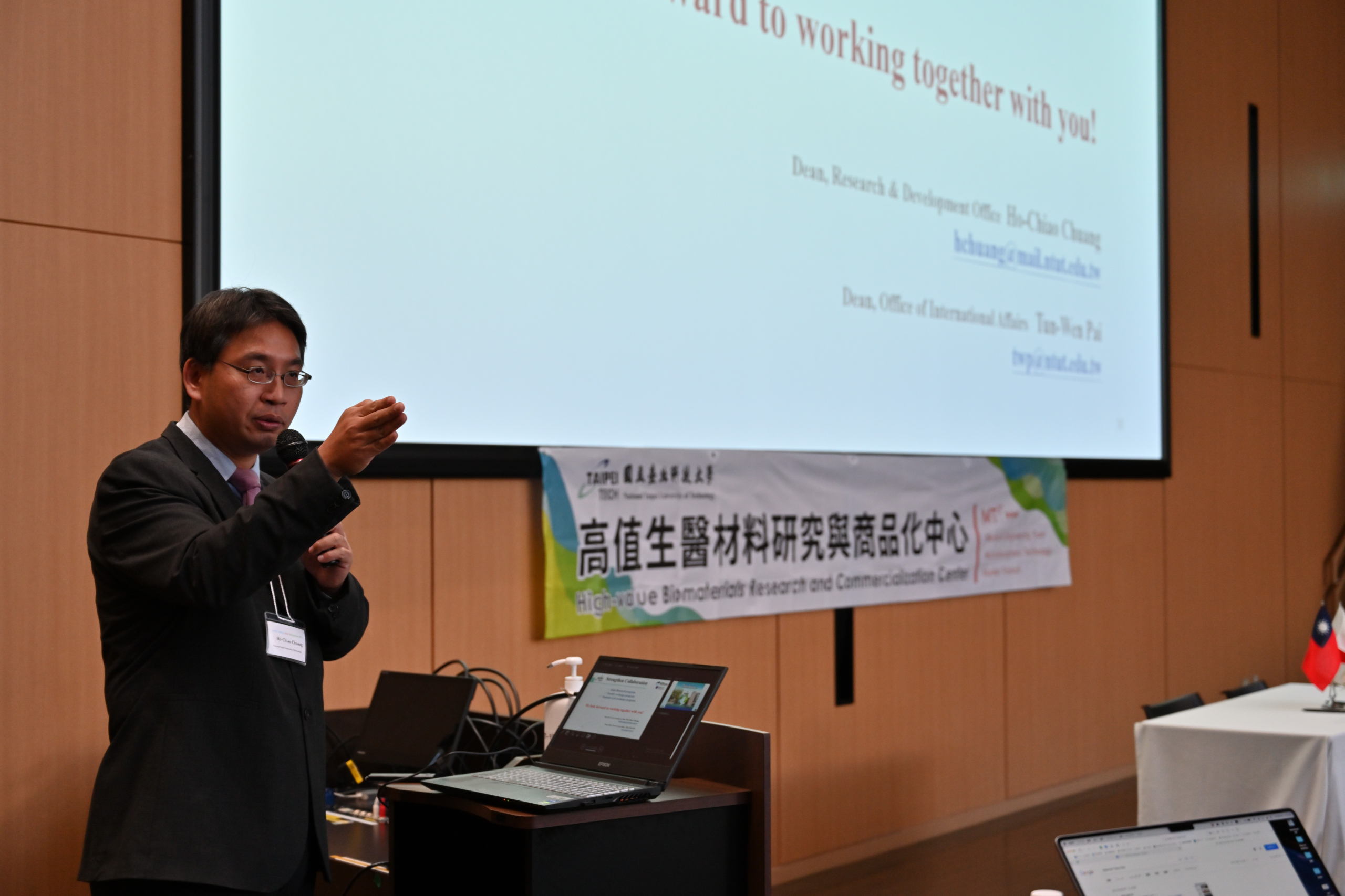 莊賀喬教授在台上演講。