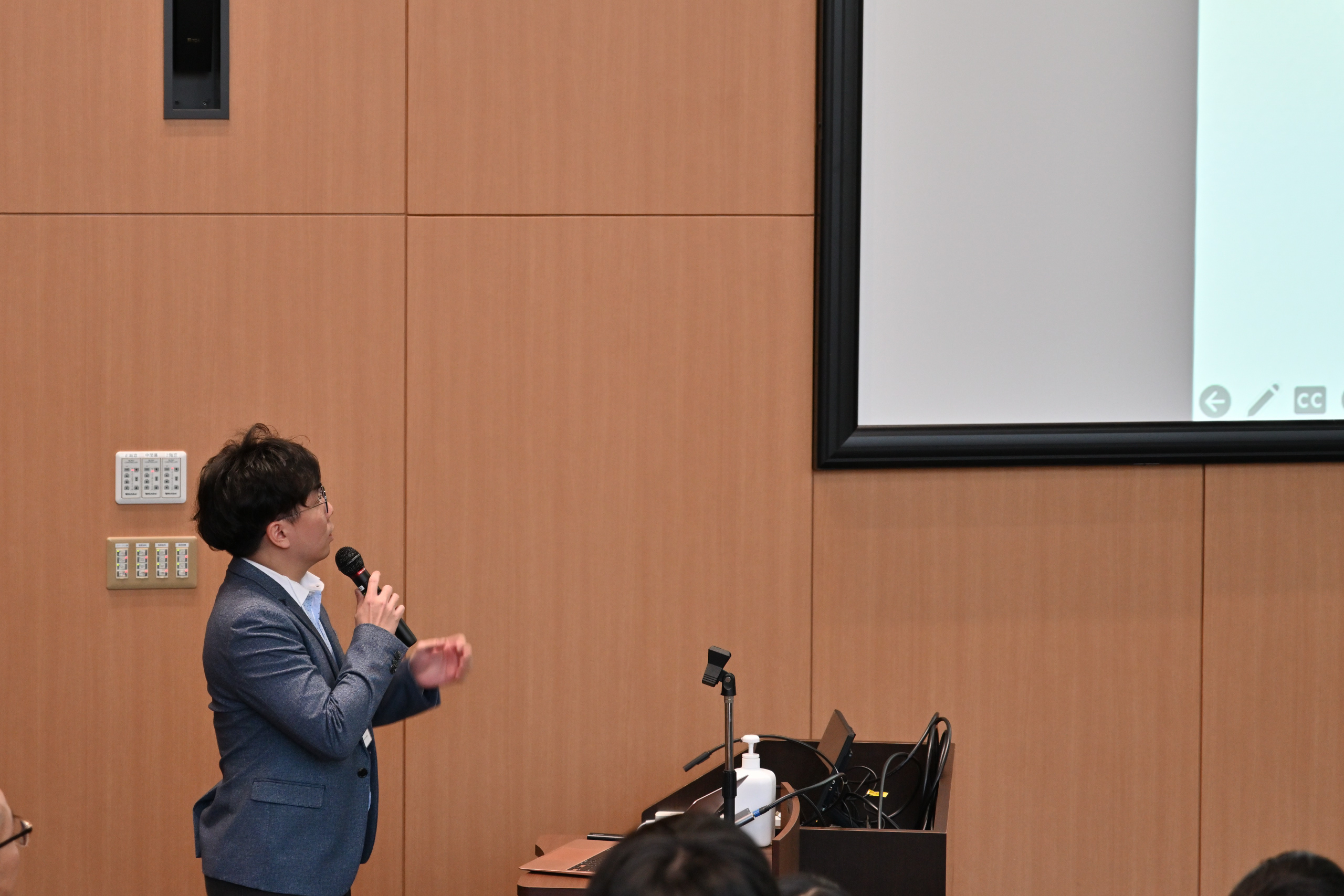 郭志宇教授在台上演講。