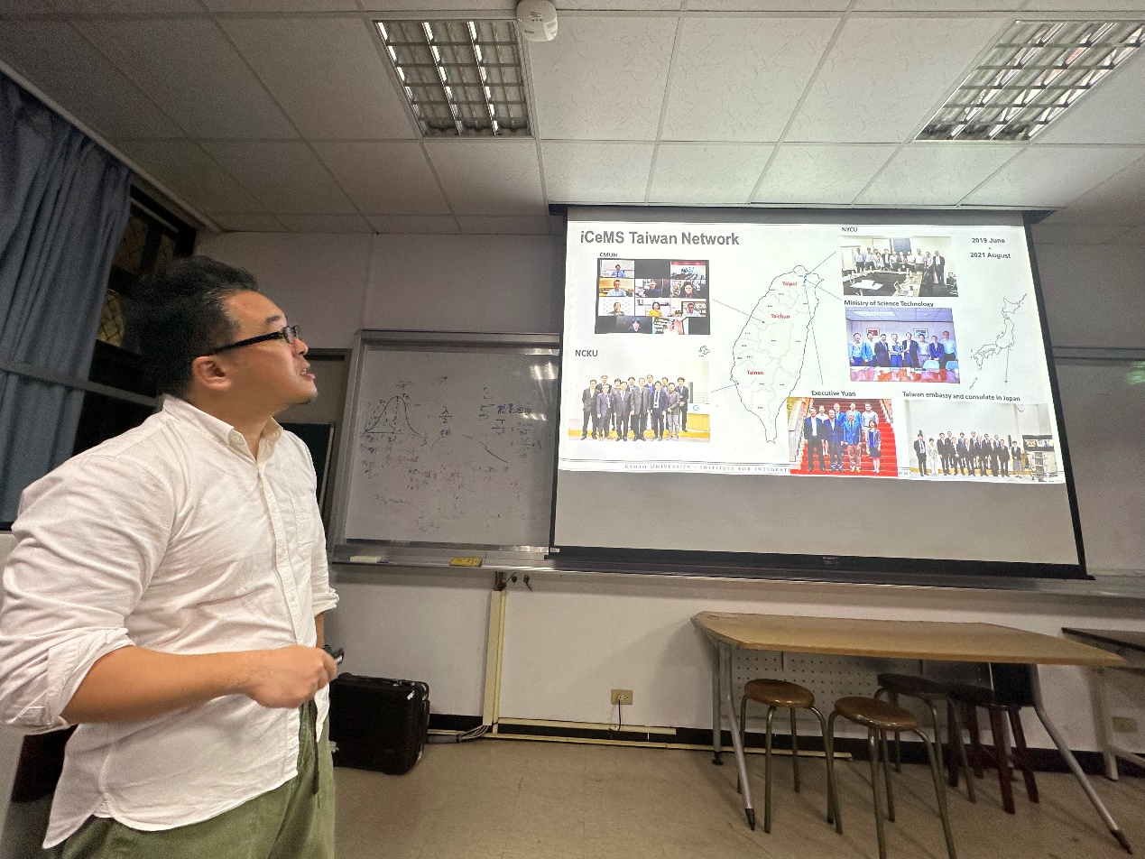Professor Shuhei Furukawa presents his research findings on stage.