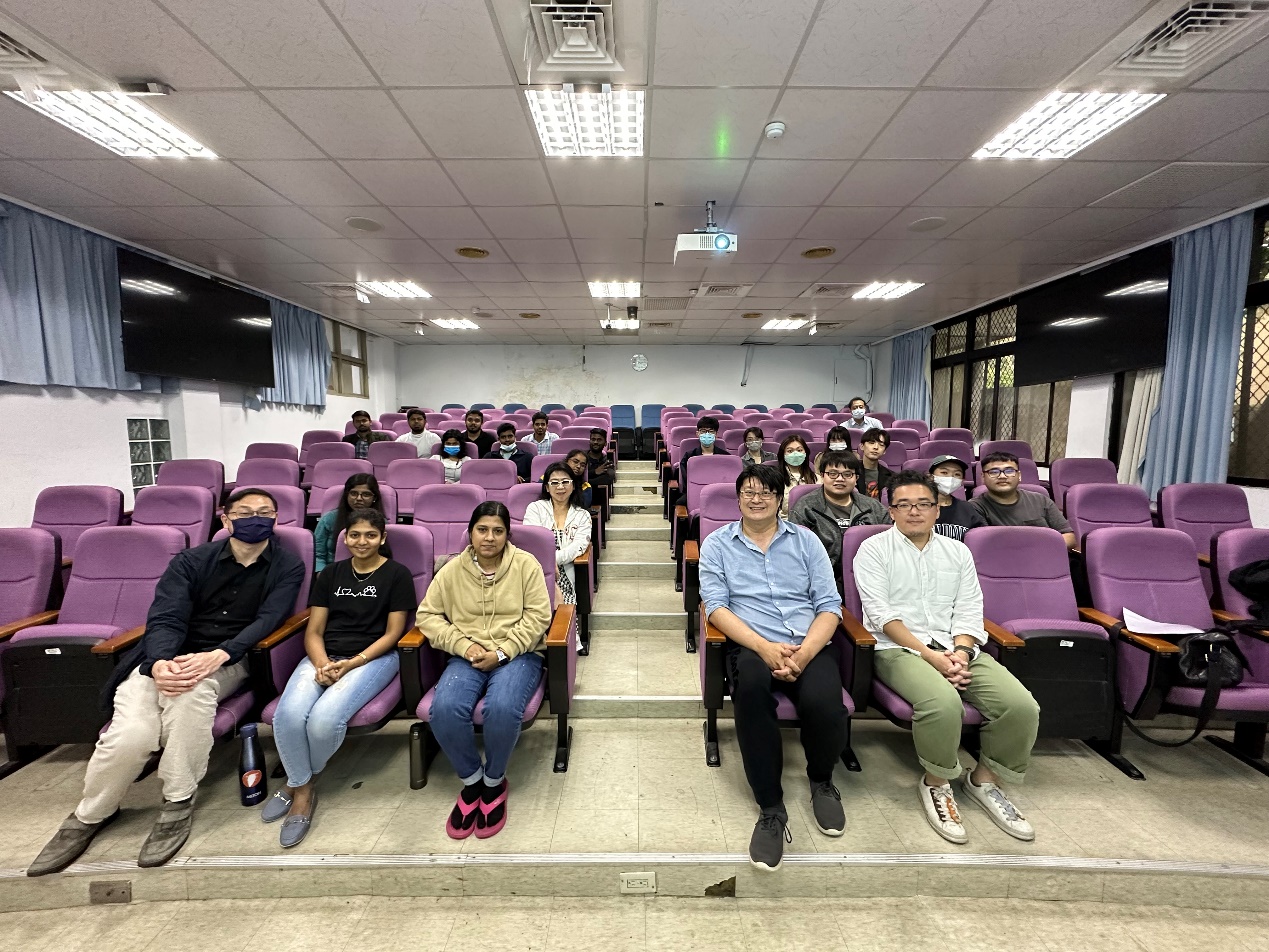 Professor Shuhei Furukawa, Professor Ren-Jei Chung, and the students pose for a commemorative photo together in the audience.