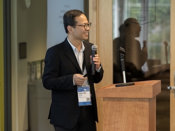 Professor Cho-Pei Jiang delivering a presentation on stage.