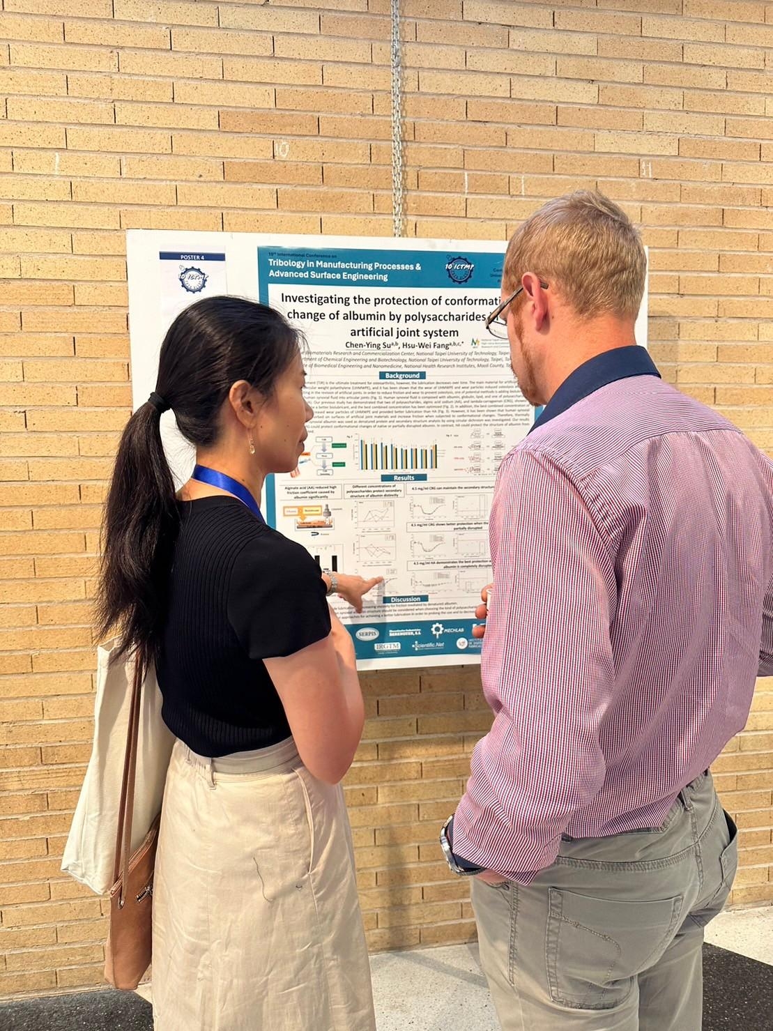 Assistant Research Professor Chen-Ying Su presents her research topic.