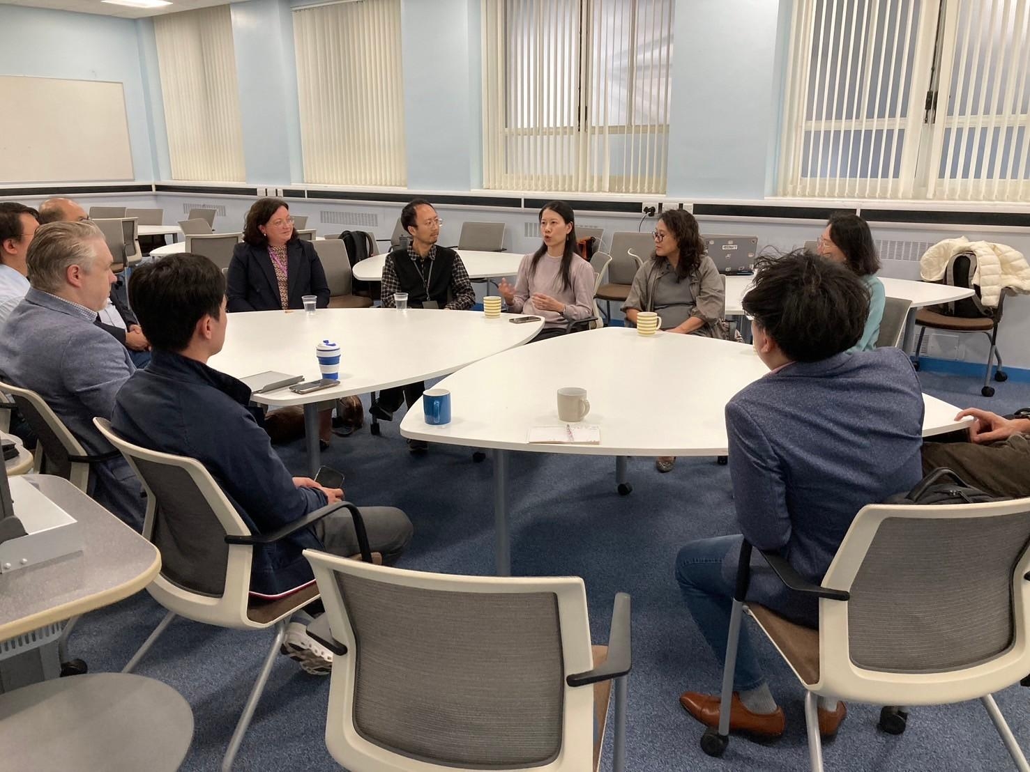 The visiting delegation and benchmark center members share experiences and exchange ideas.