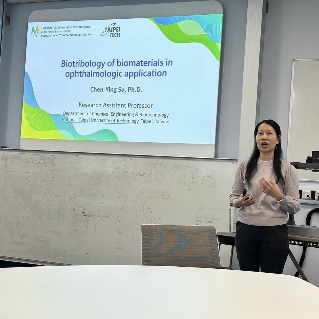 Assistant Research Professor Chen-Ying Su shares insights and experiences on stage.