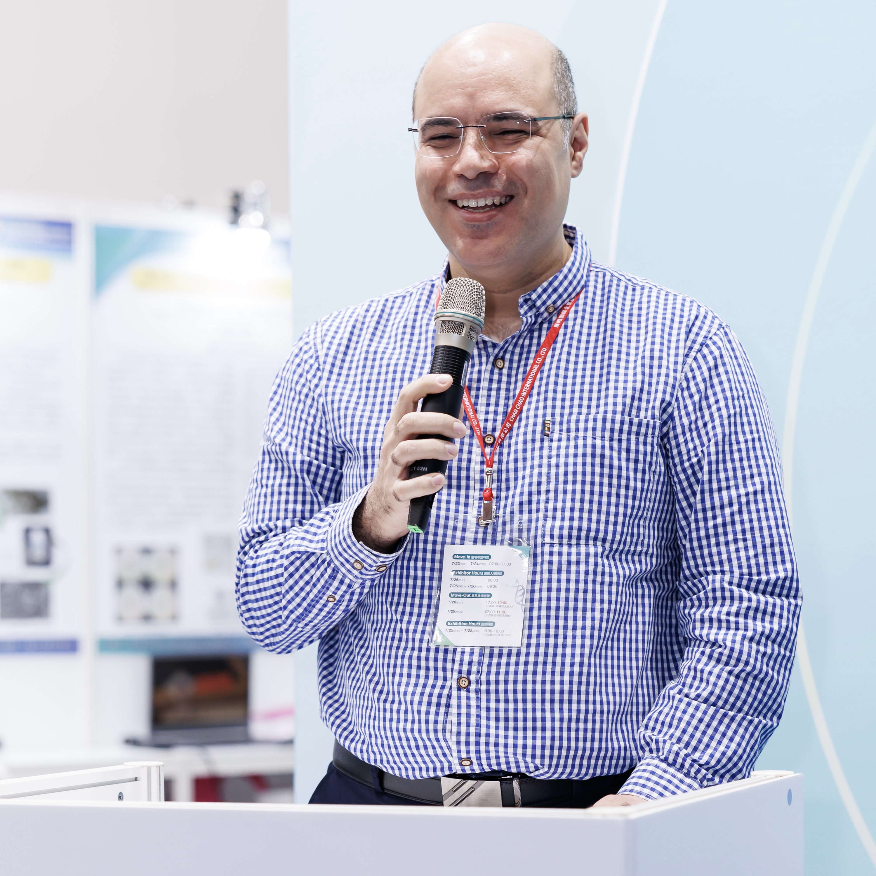 Speaker sharing experiences and insights on stage 02.