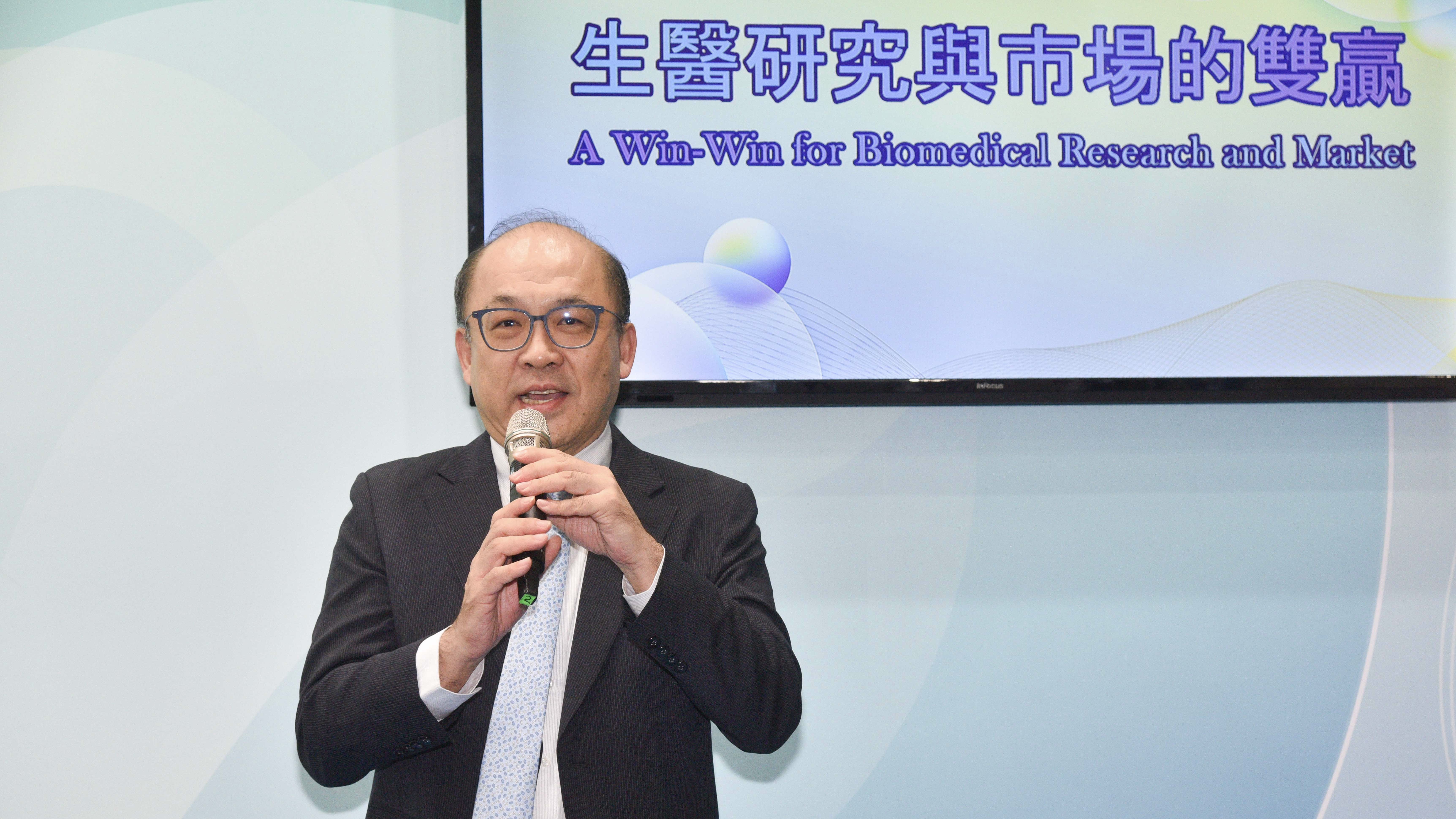 Professor Hsu-Wei Fang shares experiences and insights on stage.