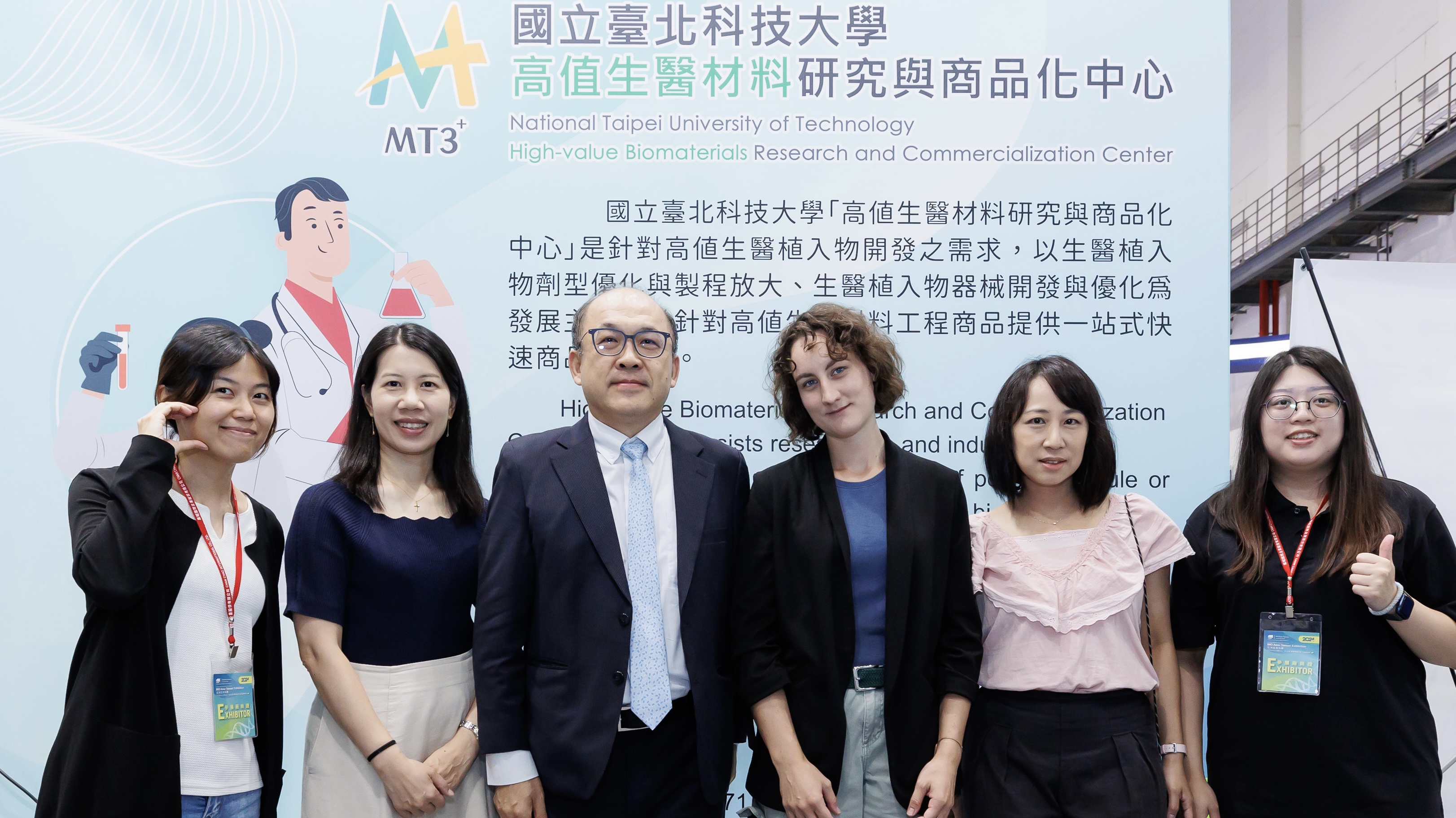 Group photo taken on the day of the exhibition 02.