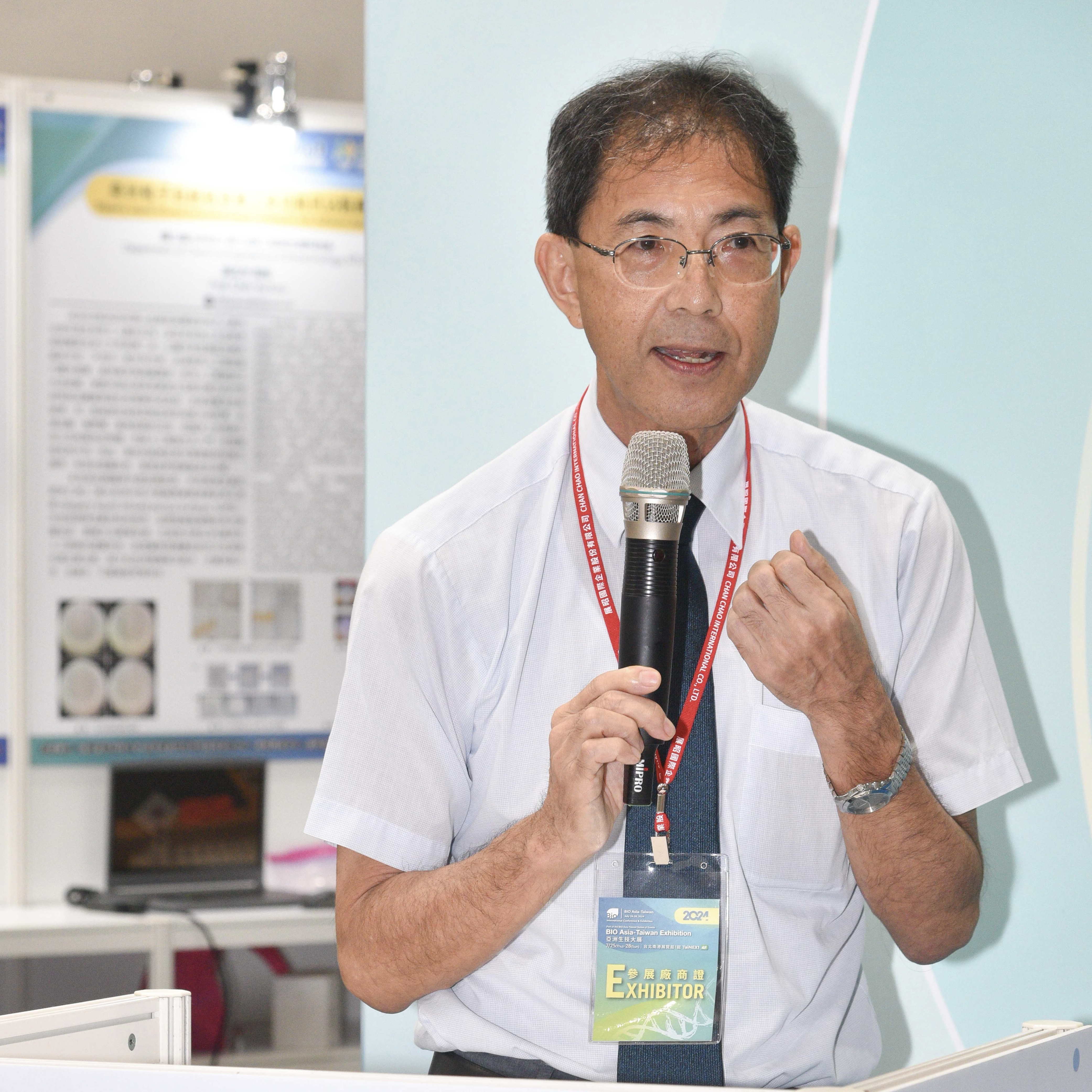 Speaker sharing experiences and insights on stage 06.