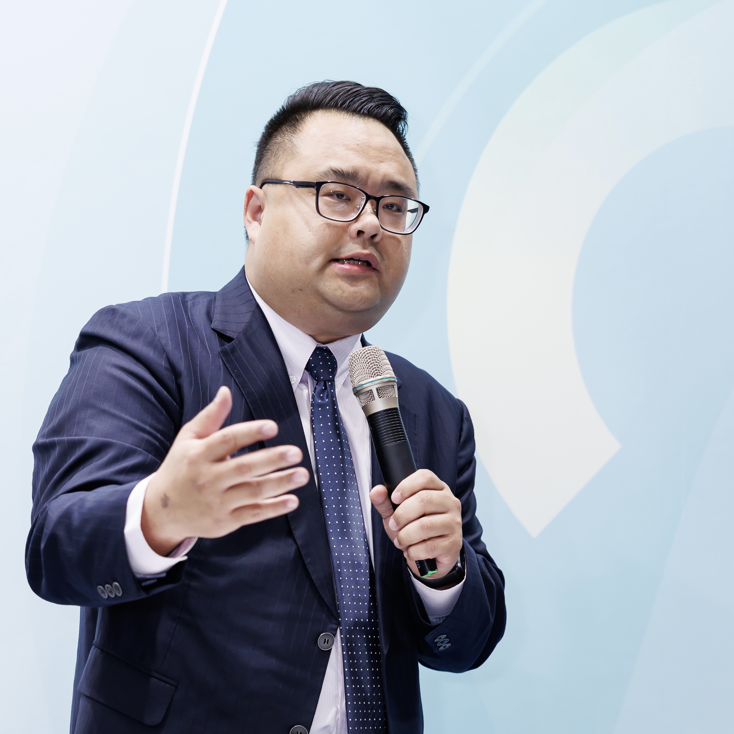 Speaker sharing experiences and insights on stage 04.