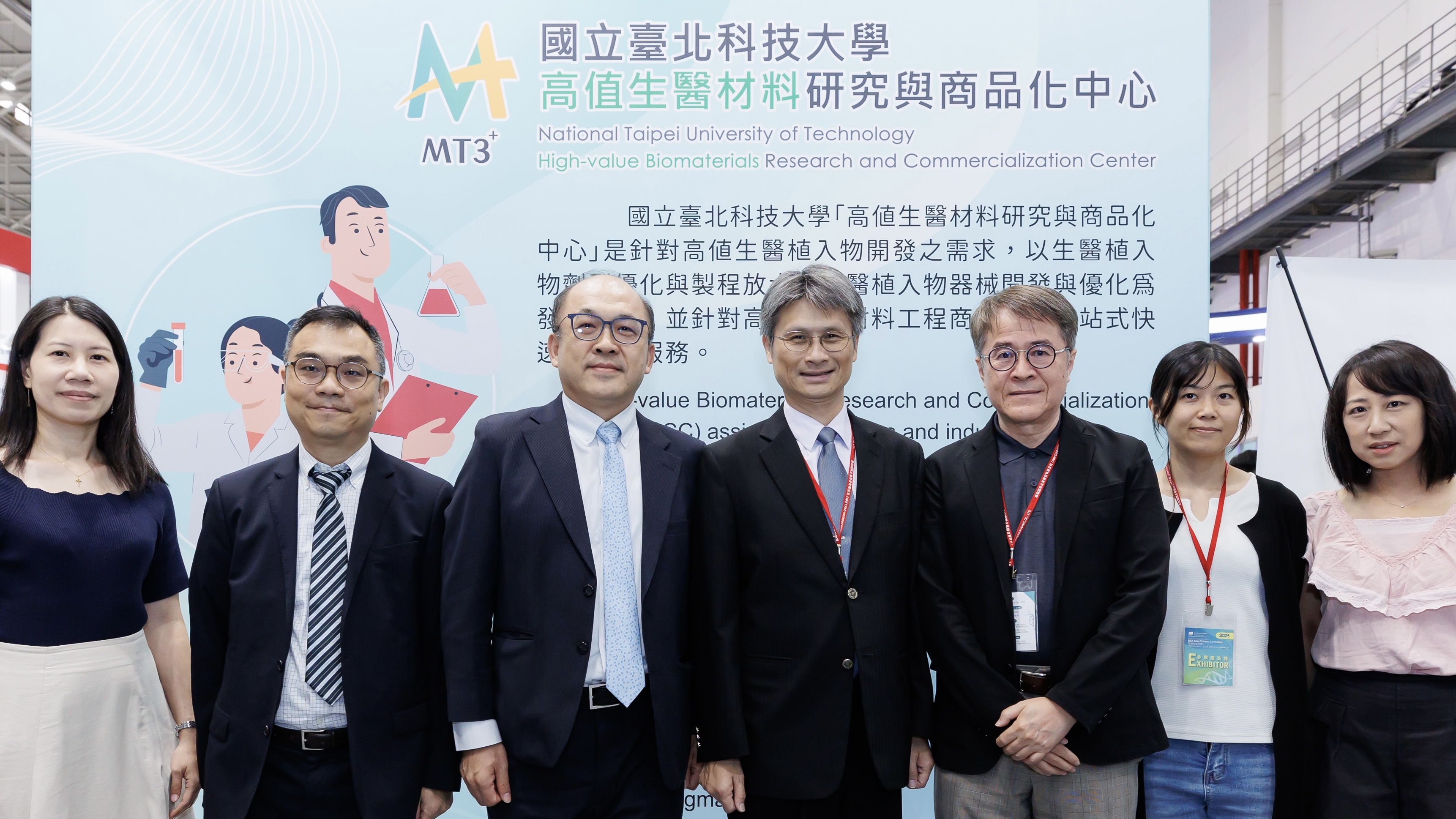Group photo taken on the day of the exhibition 01.