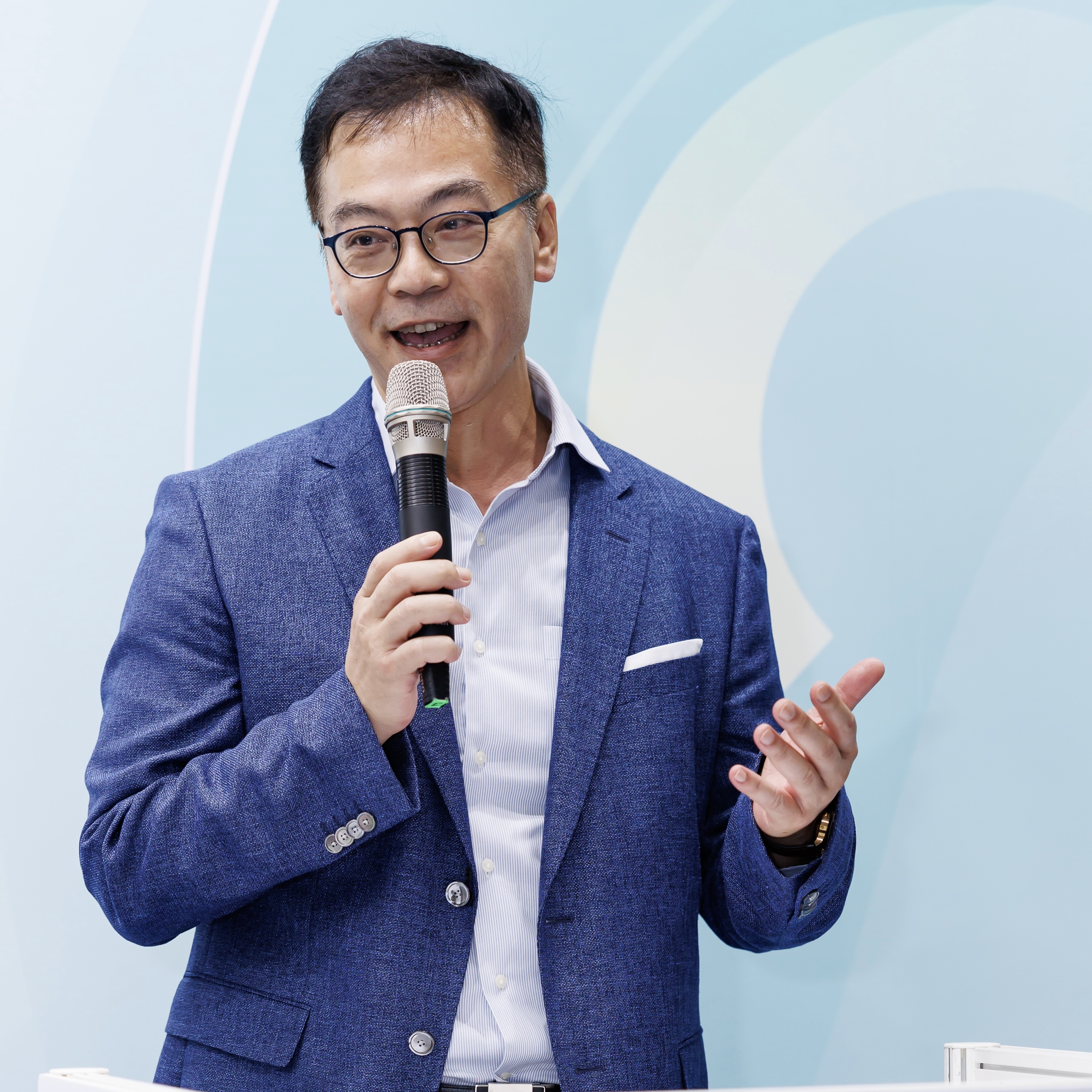 Speaker sharing experiences and insights on stage 05.