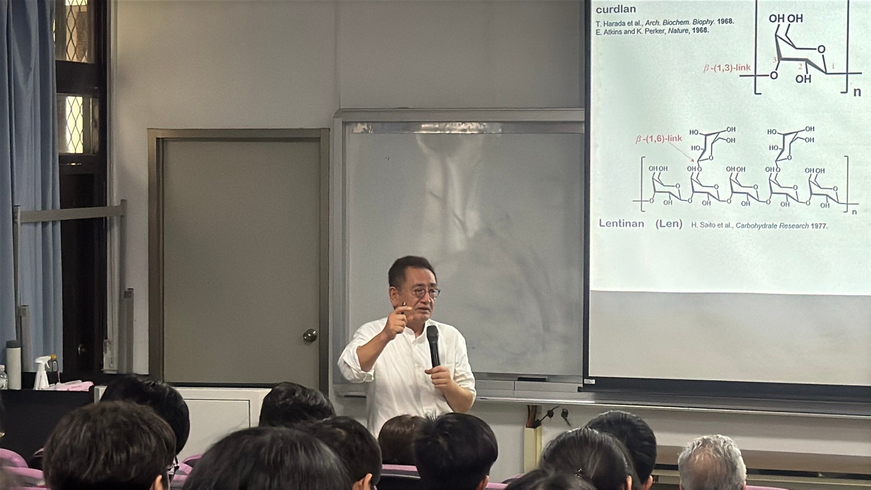 Dr. Kazuo Sakurai shares his experiences on stage.