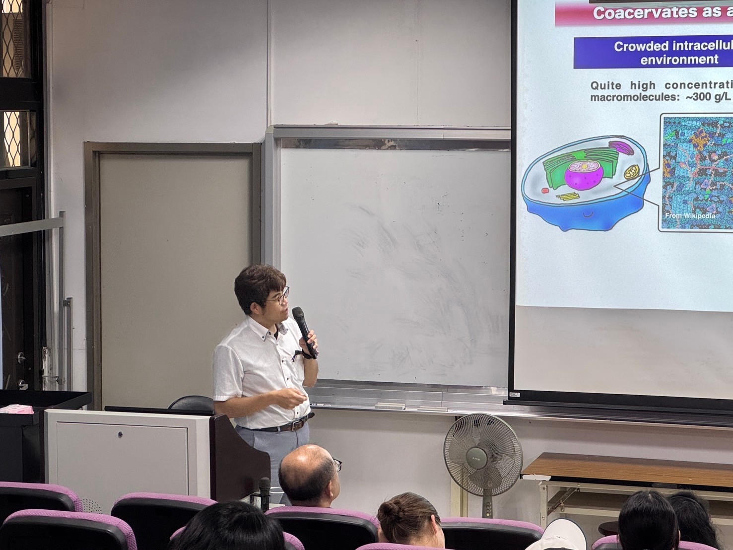 Dr. Kishimura shares his experiences on stage.