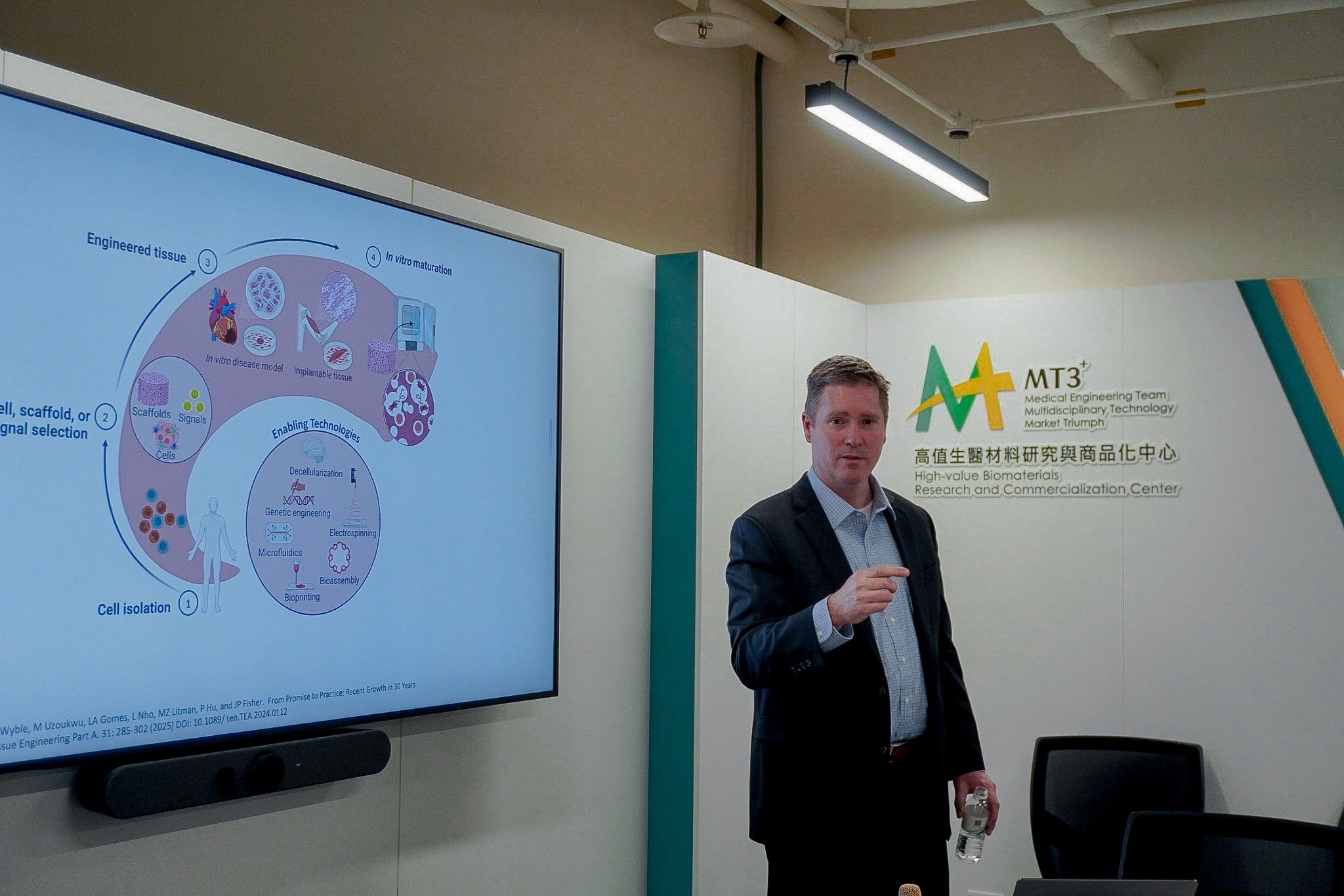 Prof. John Fisher 正在分享經驗