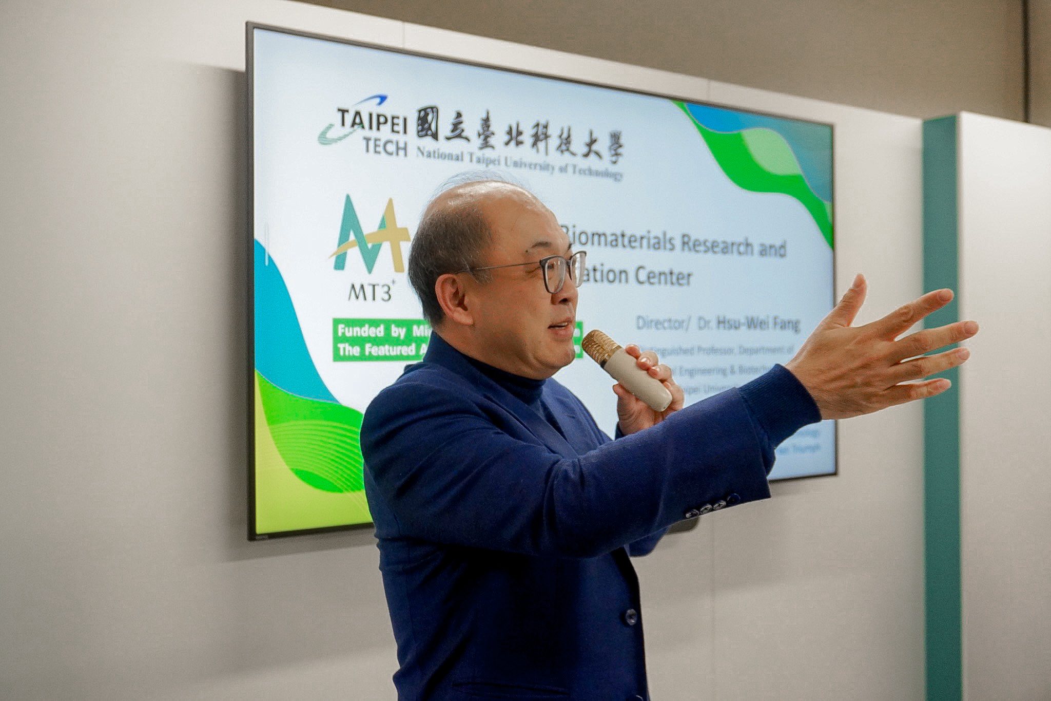 中心主任主持開幕儀式介紹本中心