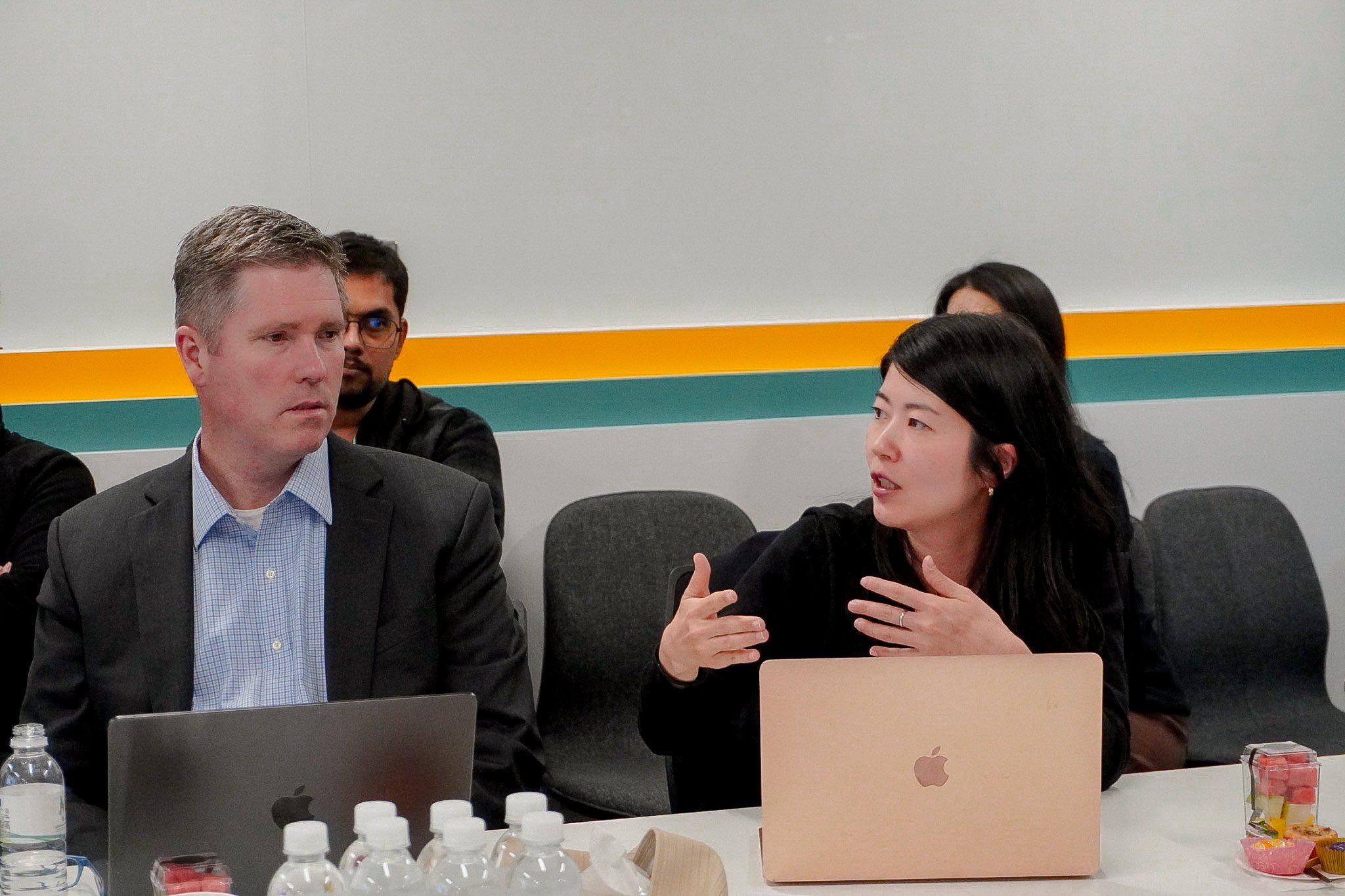 Prof. John Fisher 與 Prof. Kaori Sugihara 互相討論交流