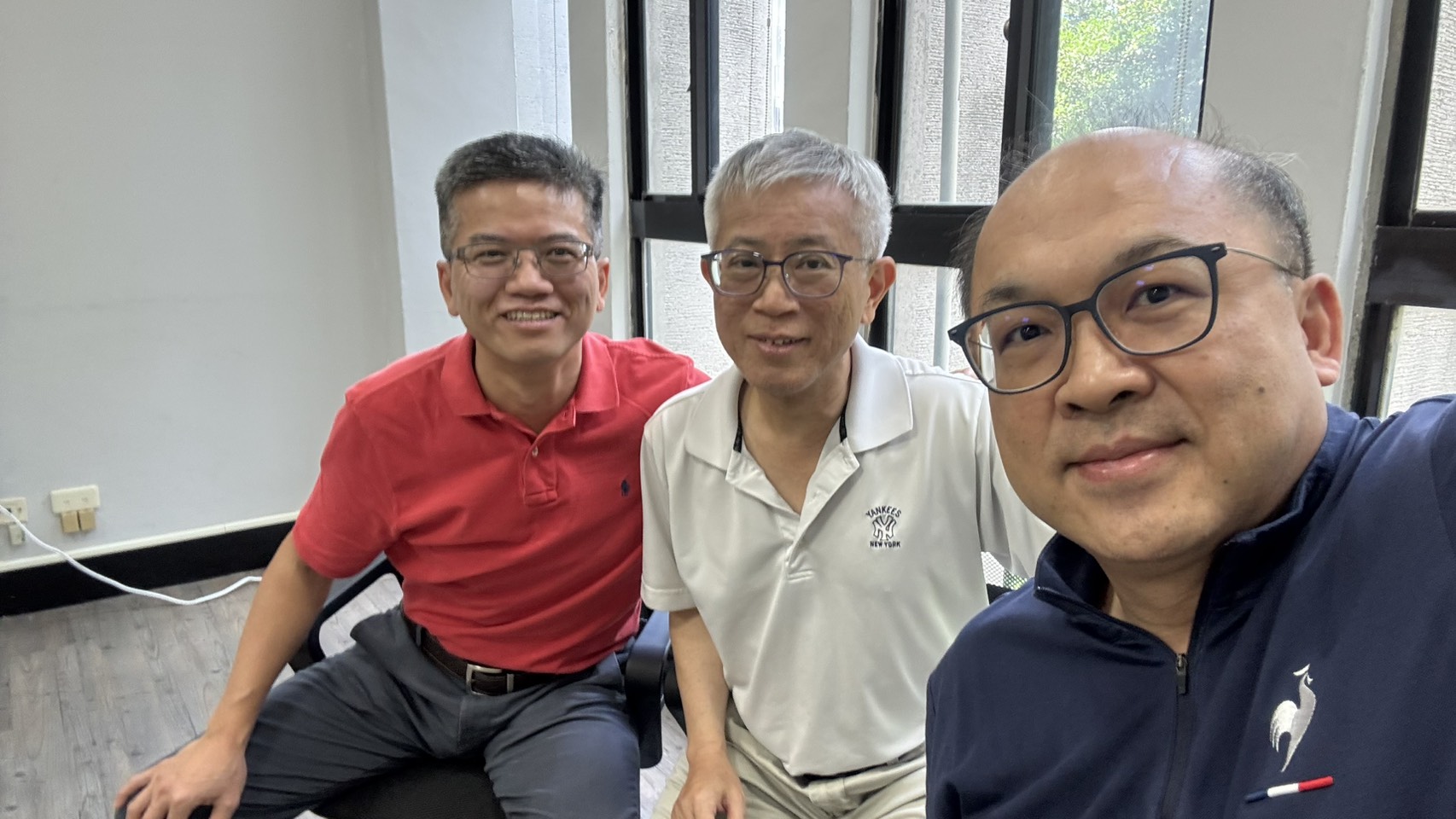 Prof. Yu, Director Fang, and Prof. Hou took a selfie together